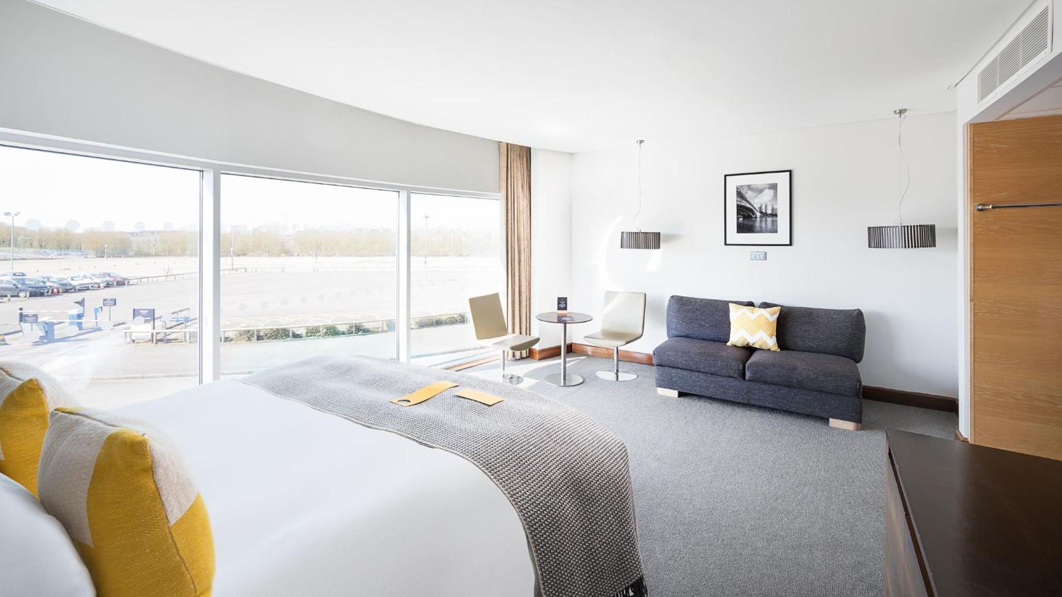 Premium King Room - Photo 7