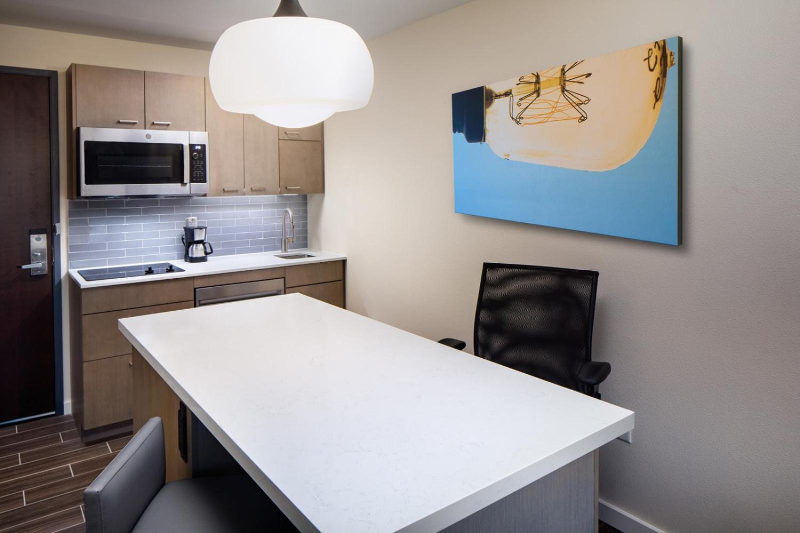 King Studio Suite with Kitchen and Sofa Bed - Photo 4