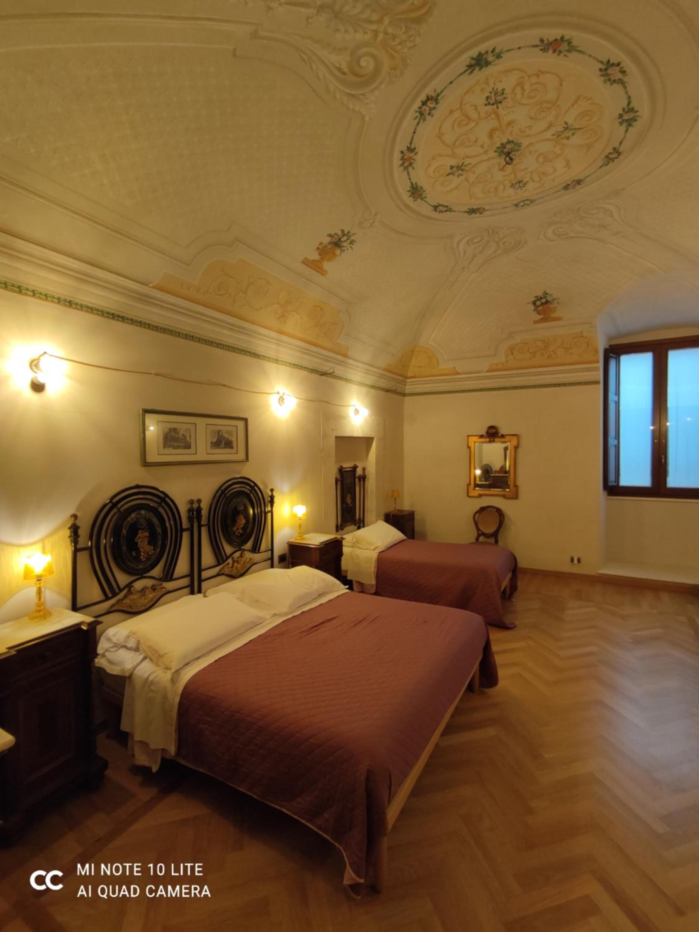 Superior Suite - Photo 7