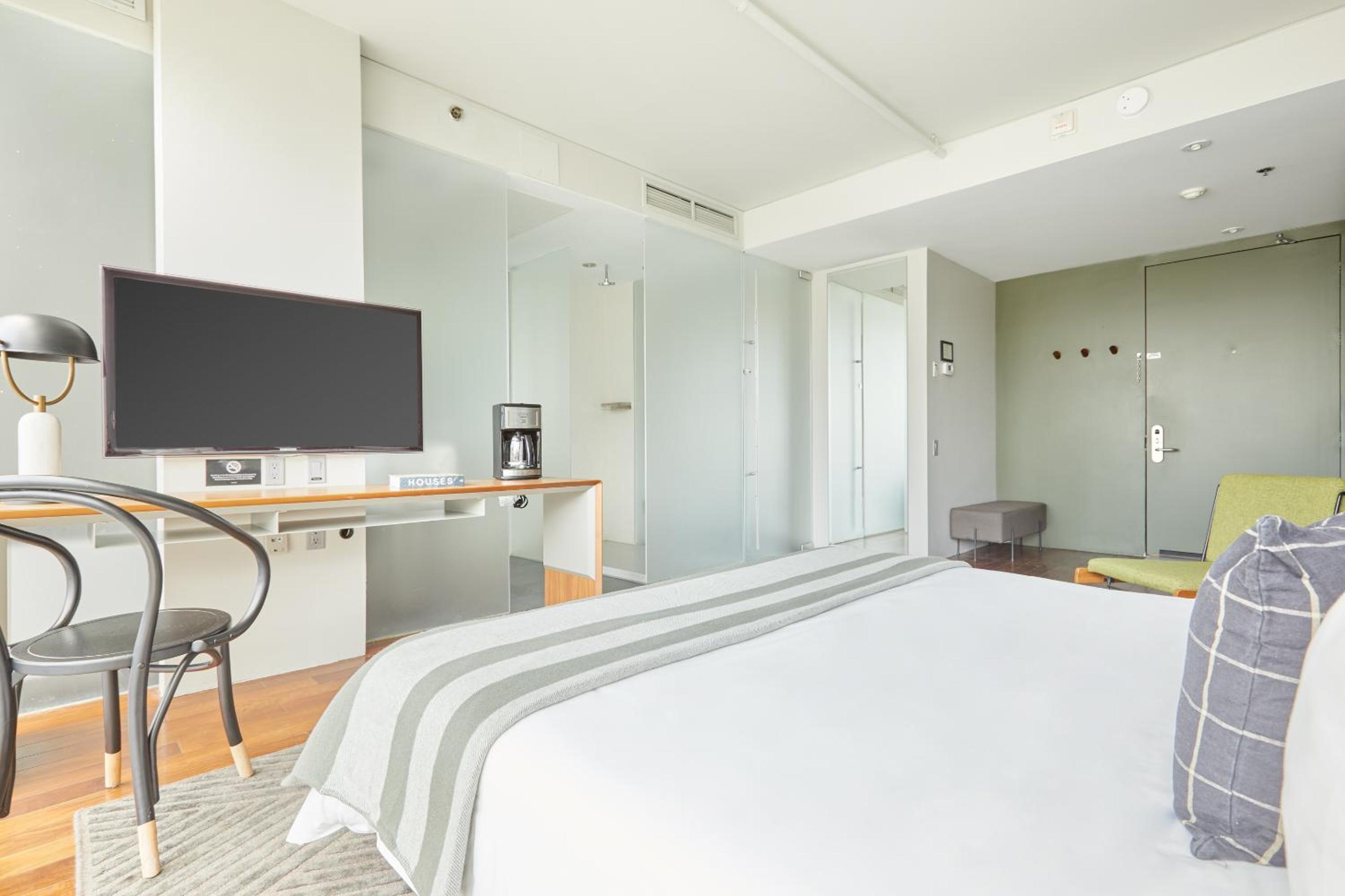 Superior Room, 1 King Bed thumbnail 6