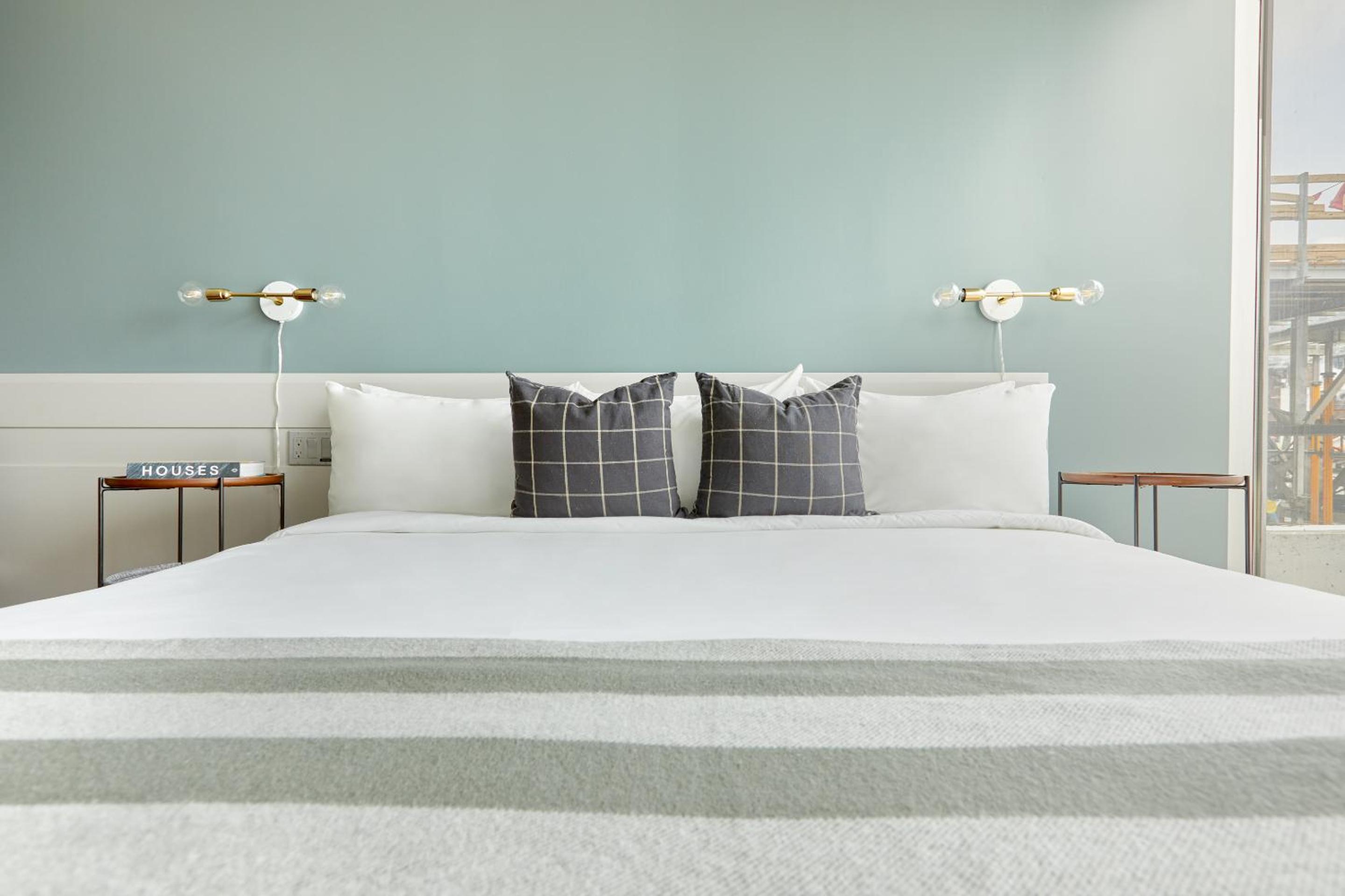 Superior Room, 1 King Bed thumbnail 5