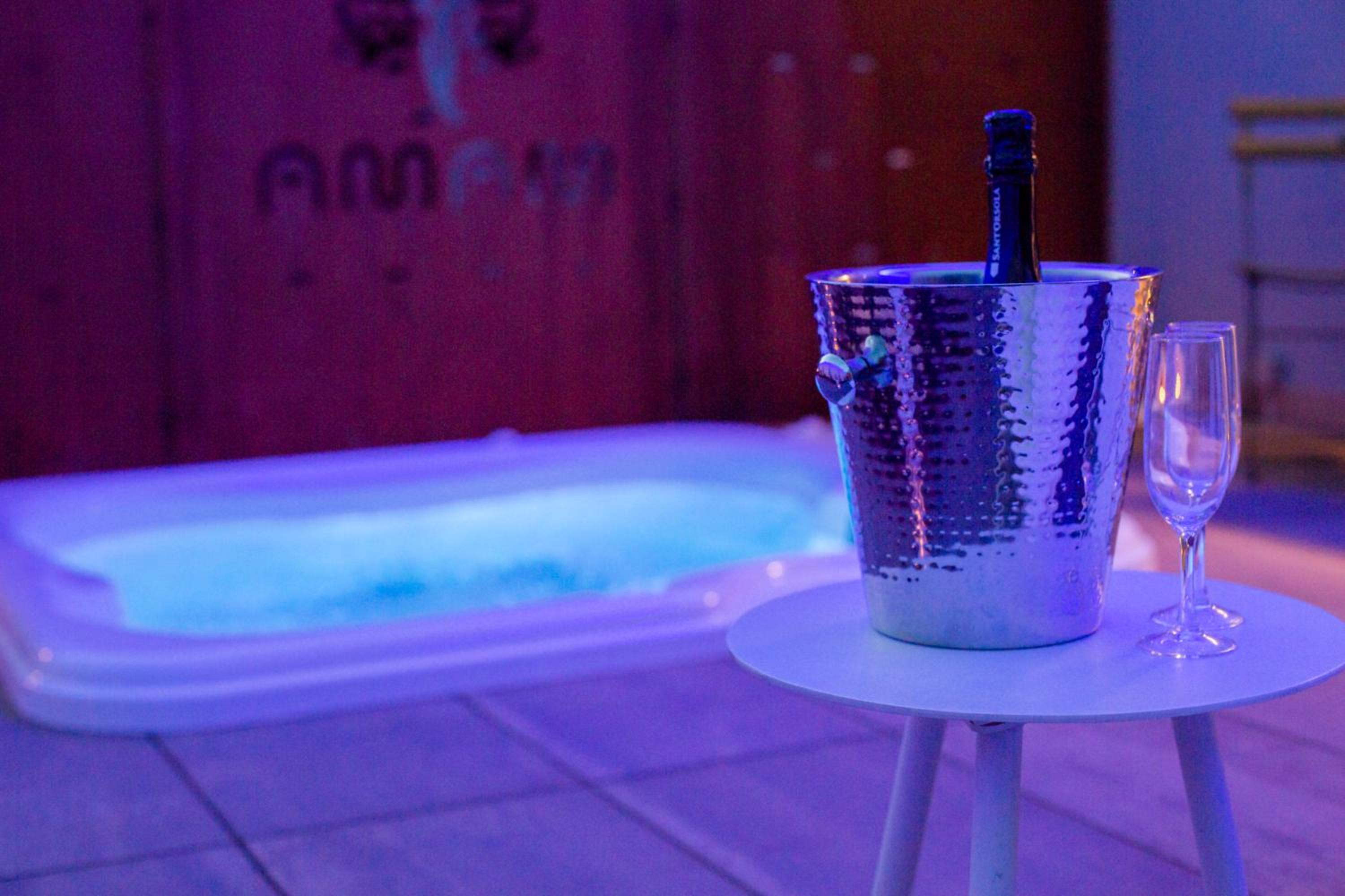 Junior Suite with Spa Bath - Photo 4