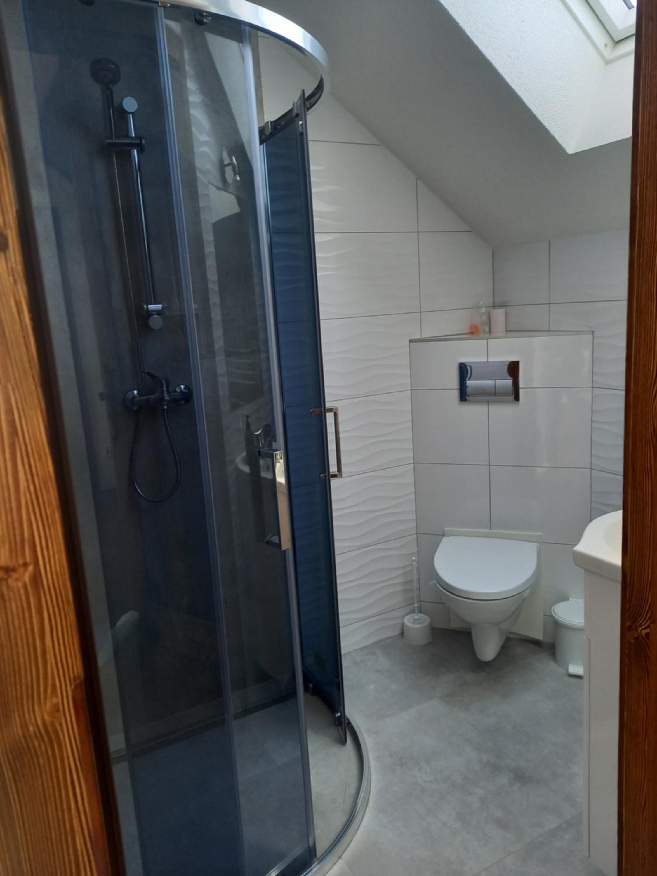 Family Room with Private Bathroom - Photo 5