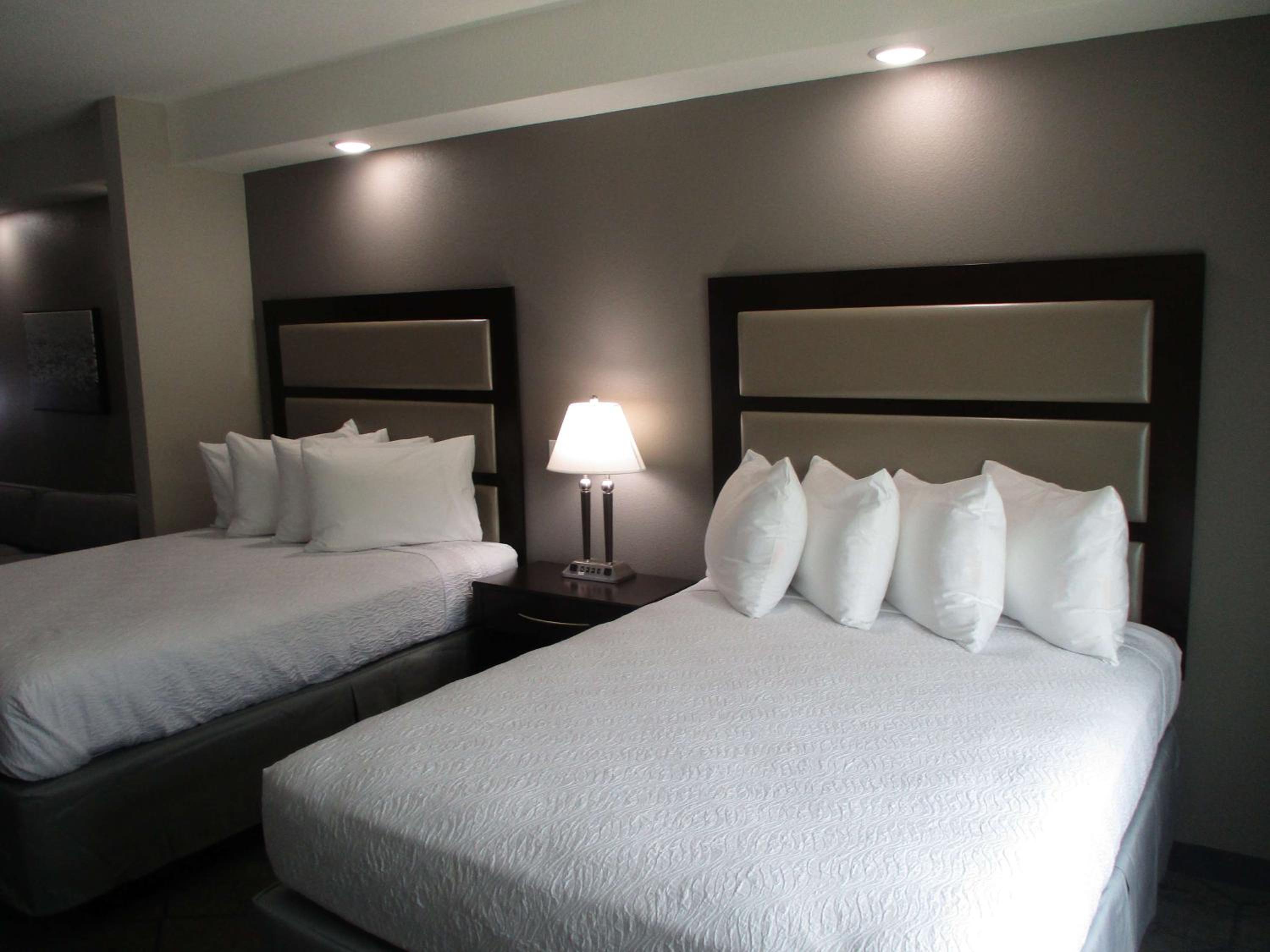 Queen Suite with Two Queen Beds and Bath Tub - Disability Access - Photo 1