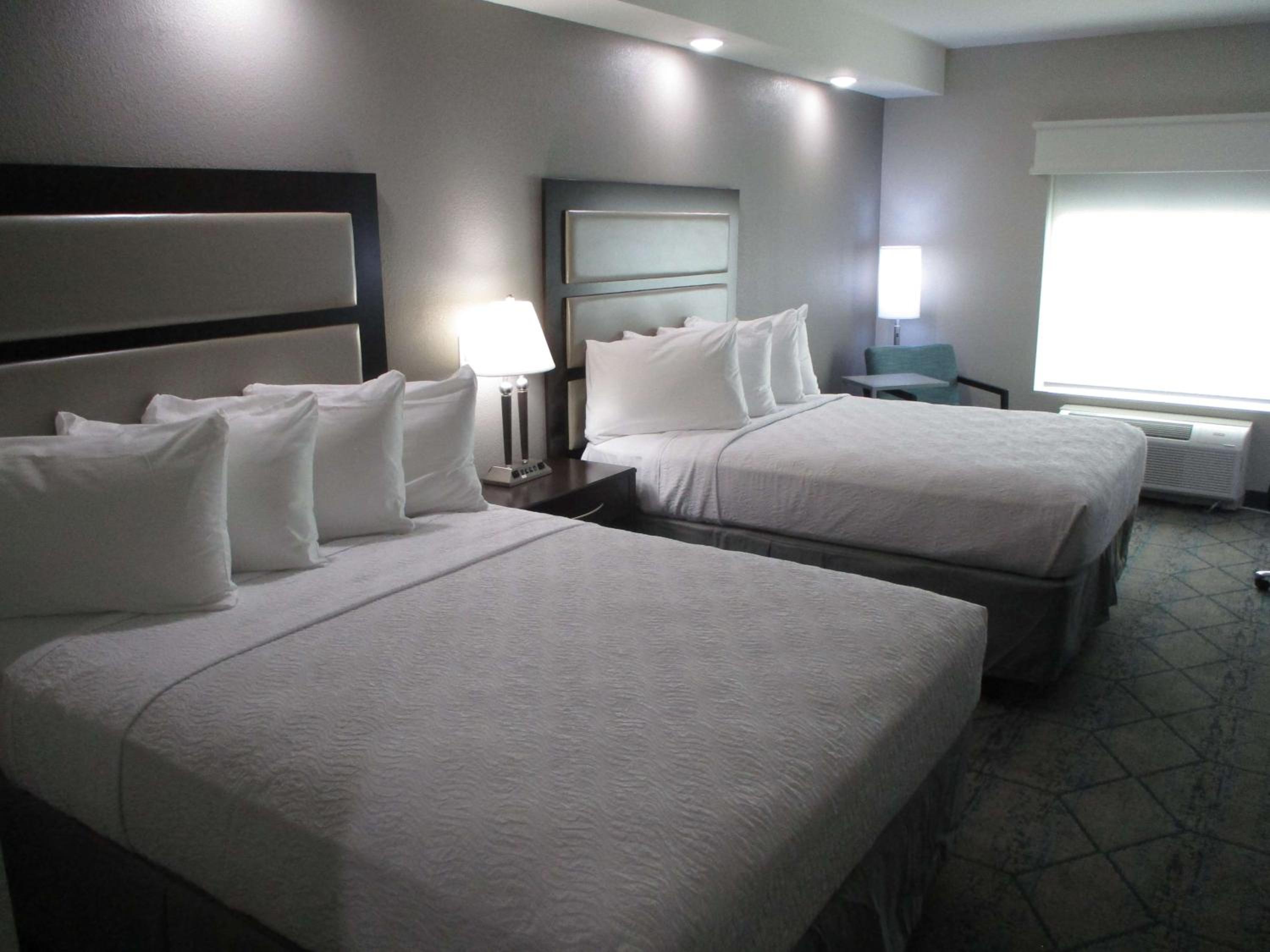 Queen Room with Two Queen Beds - Non-Smoking - Photo 1