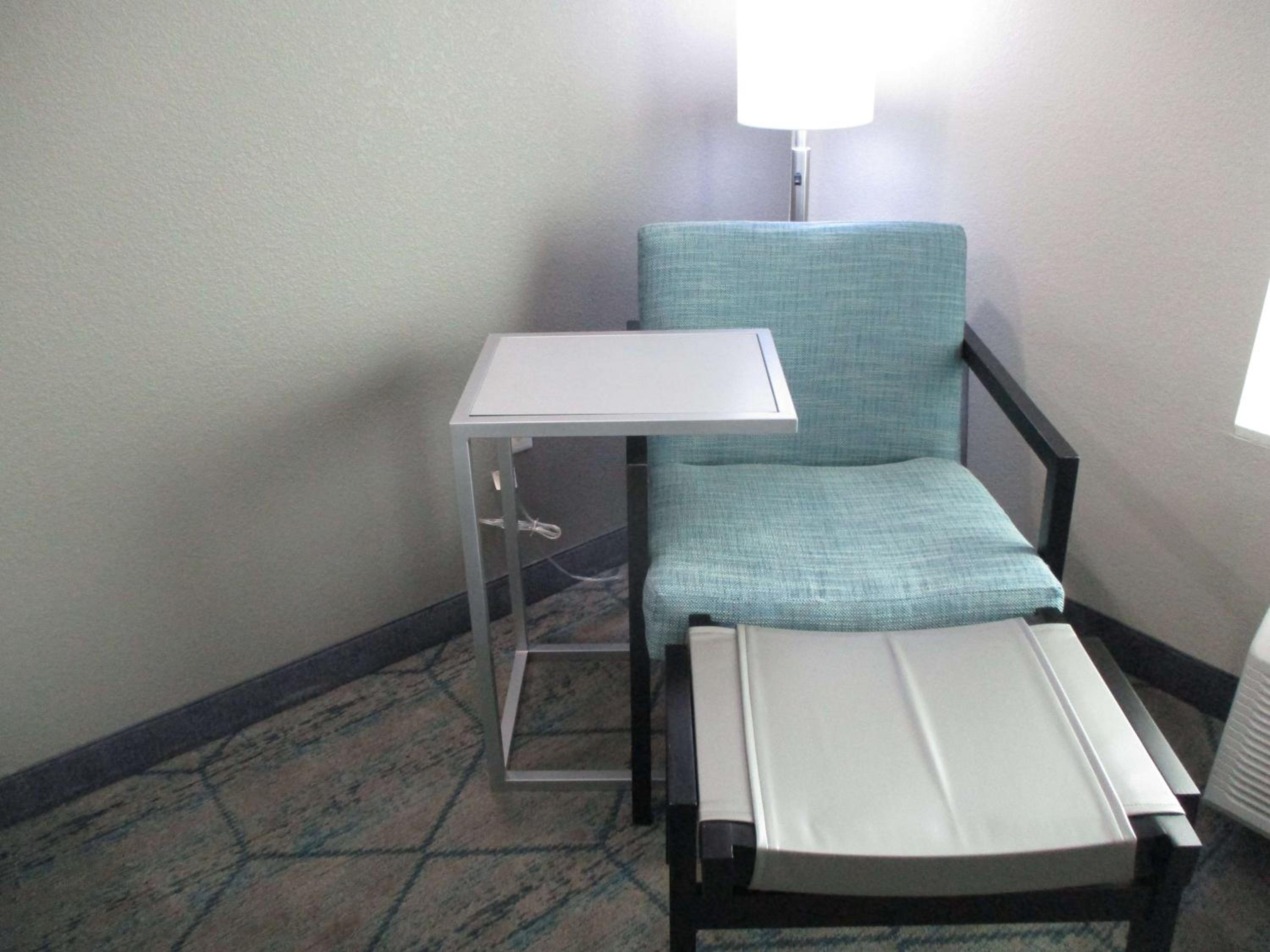 Queen Room with Two Queen Beds - Non-Smoking - Photo 4