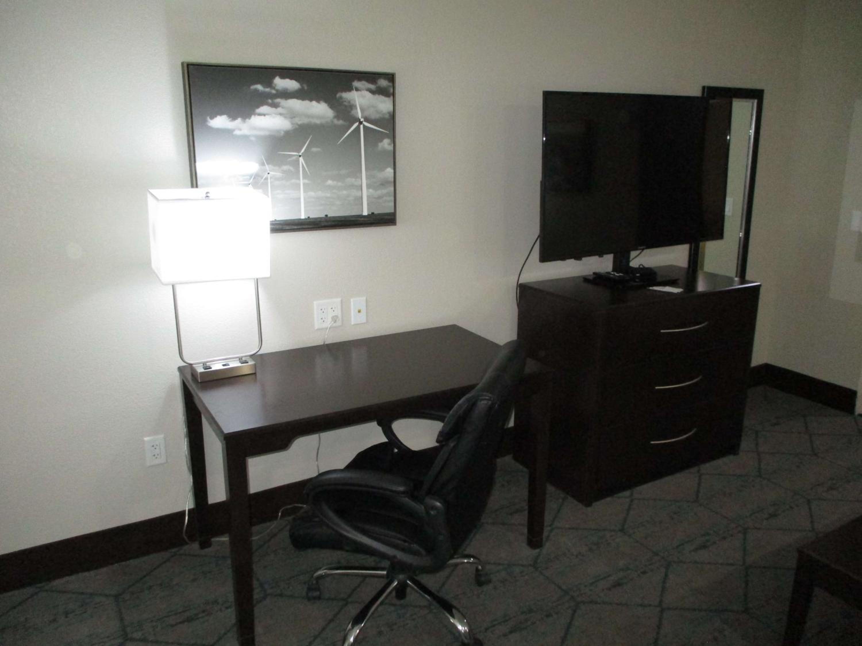 King Suite with Sofa Bed - Non-Smoking - Photo 5