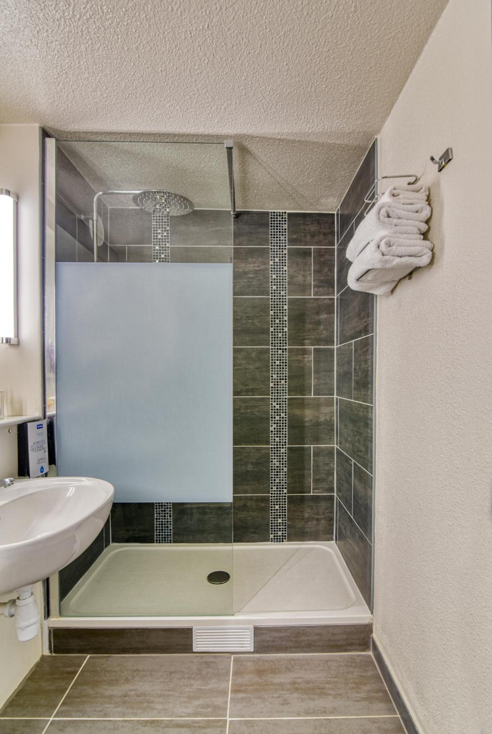 Twin Room - Photo 2