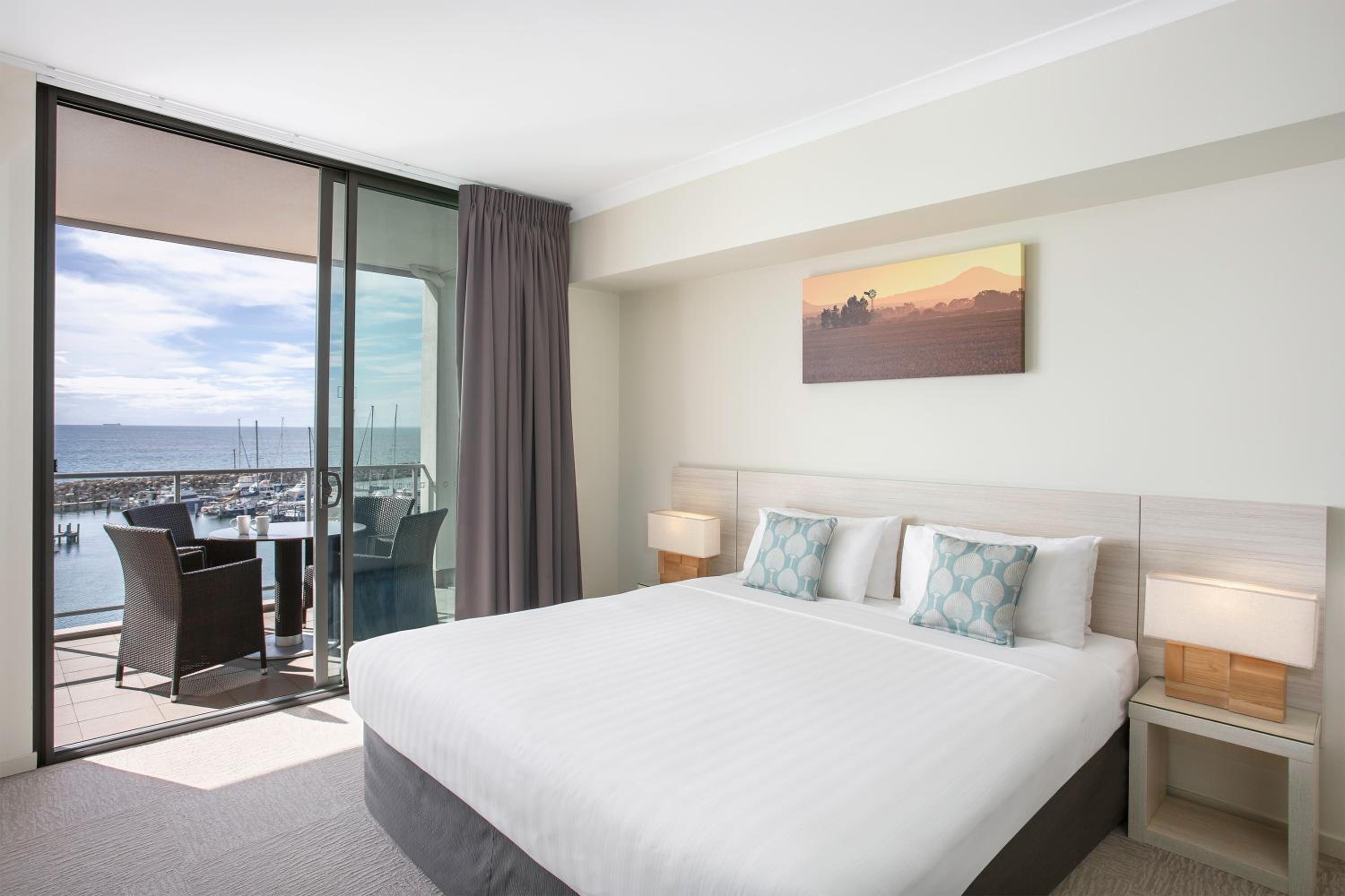 Superior Two-Bedroom Apartment With Harbour View - Photo 3