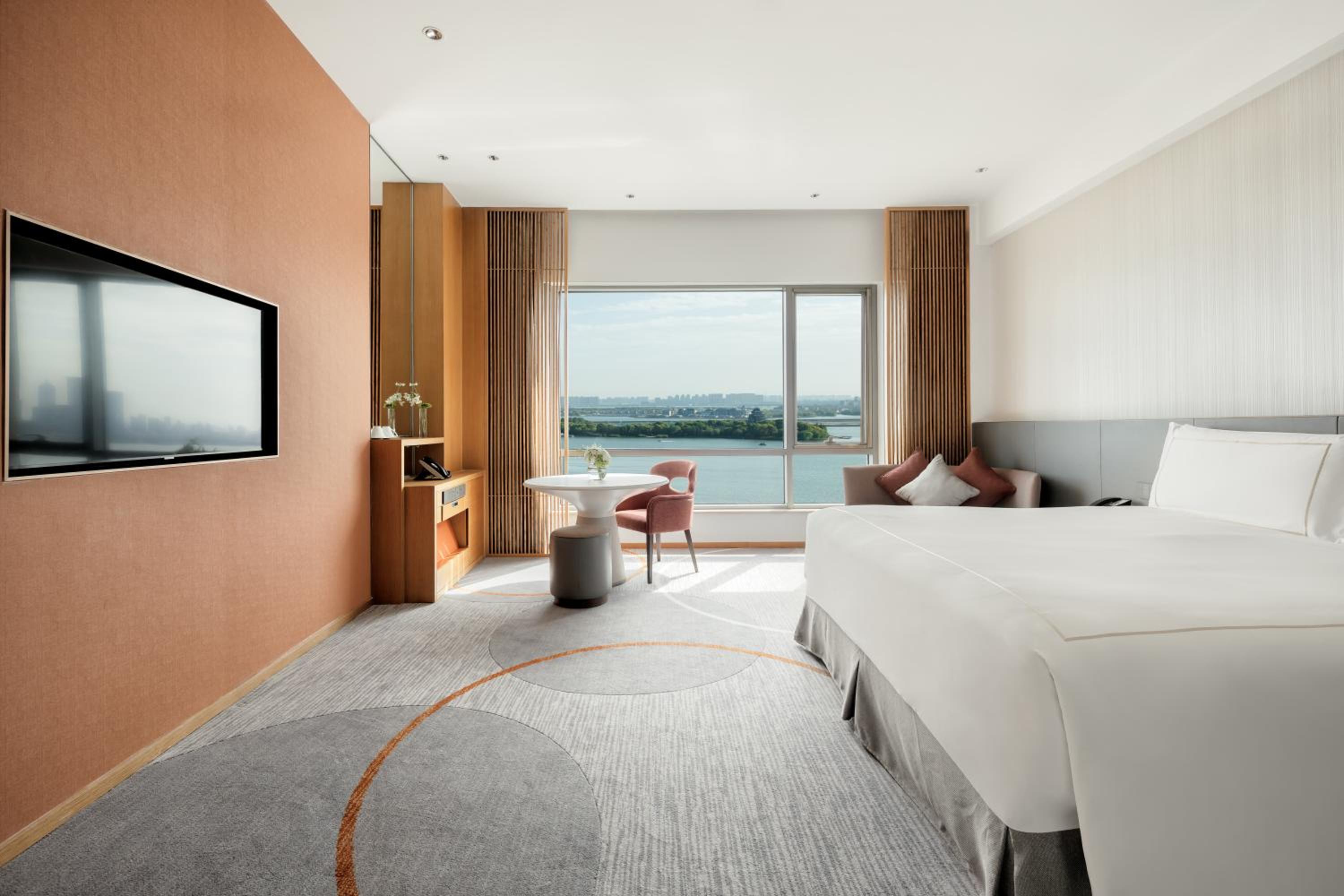 1 King Premium Jinji Lake Landmark View - Photo 1