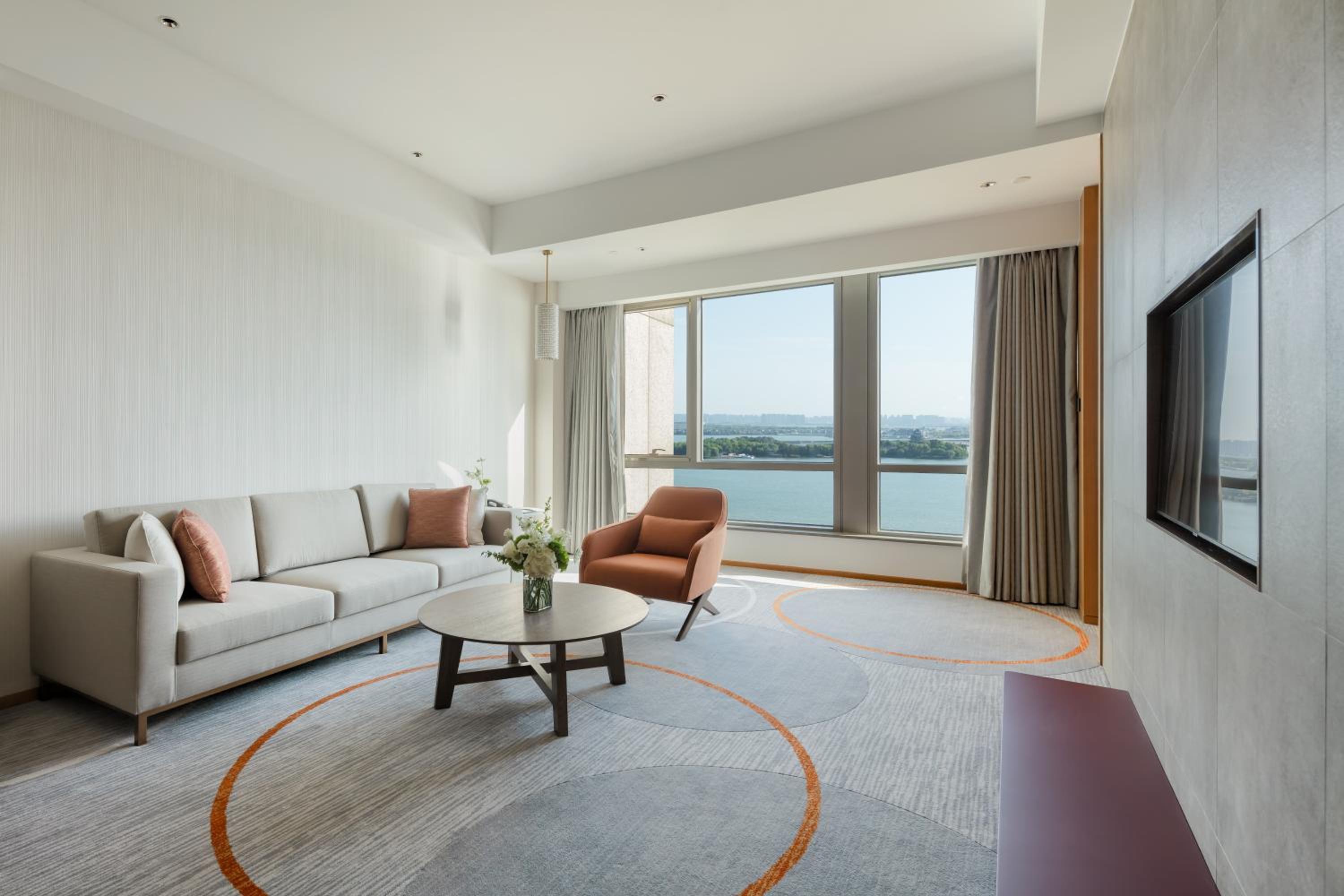 One-Bedroom Suite Landmark Lake View - Photo 1