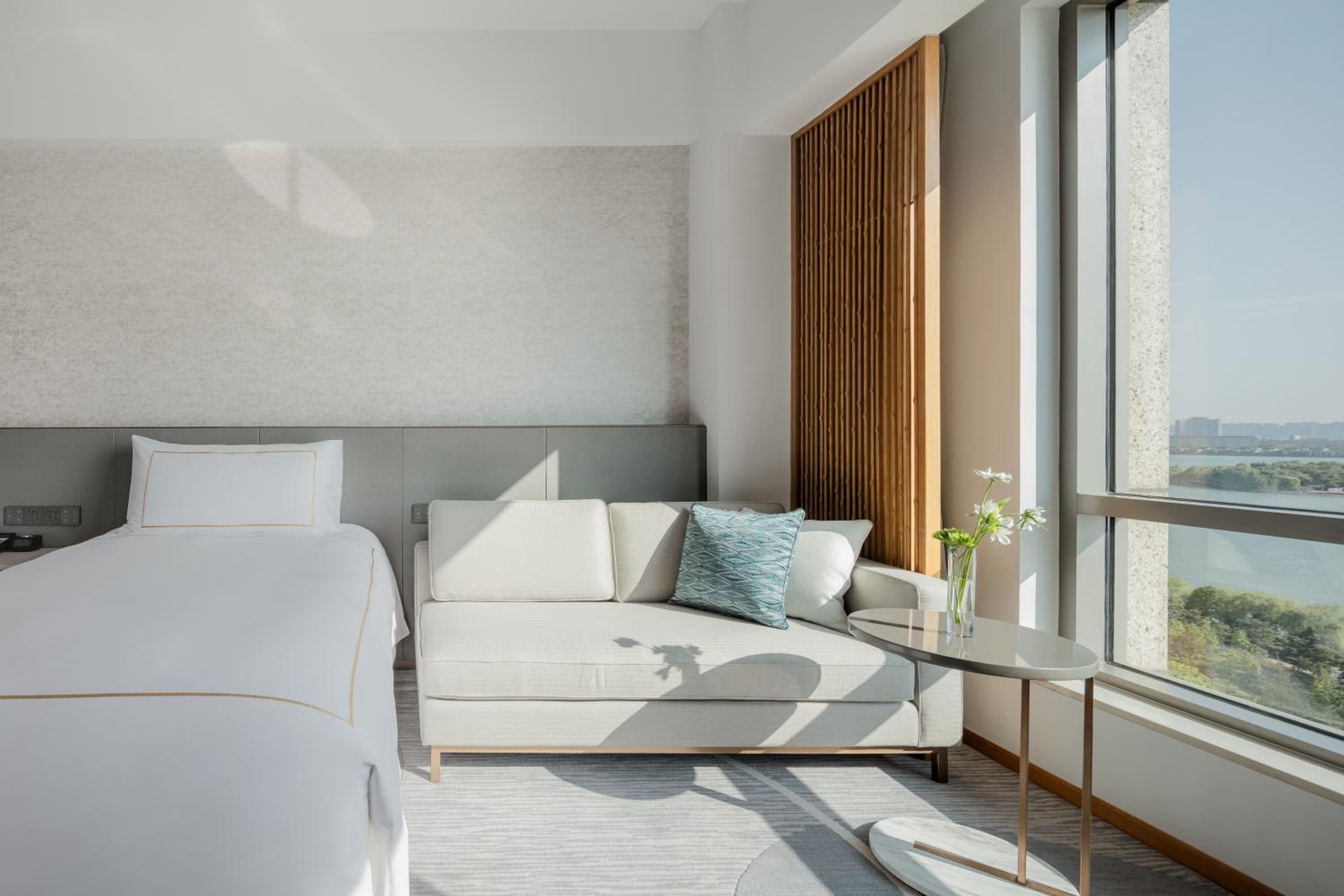 Premium Twin Room With Lake View - Photo 3