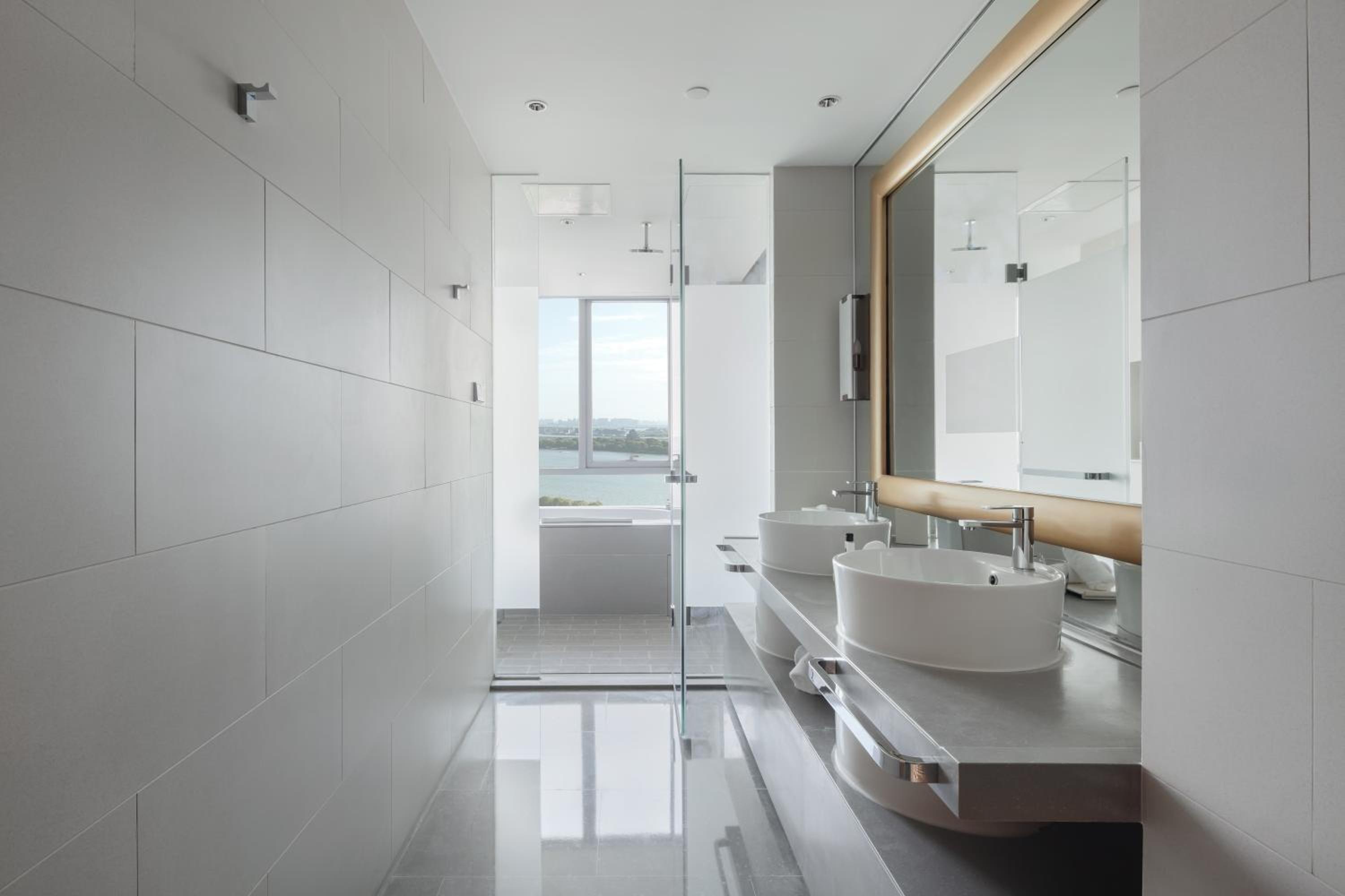 One-Bedroom Suite Landmark Lake View - Photo 2