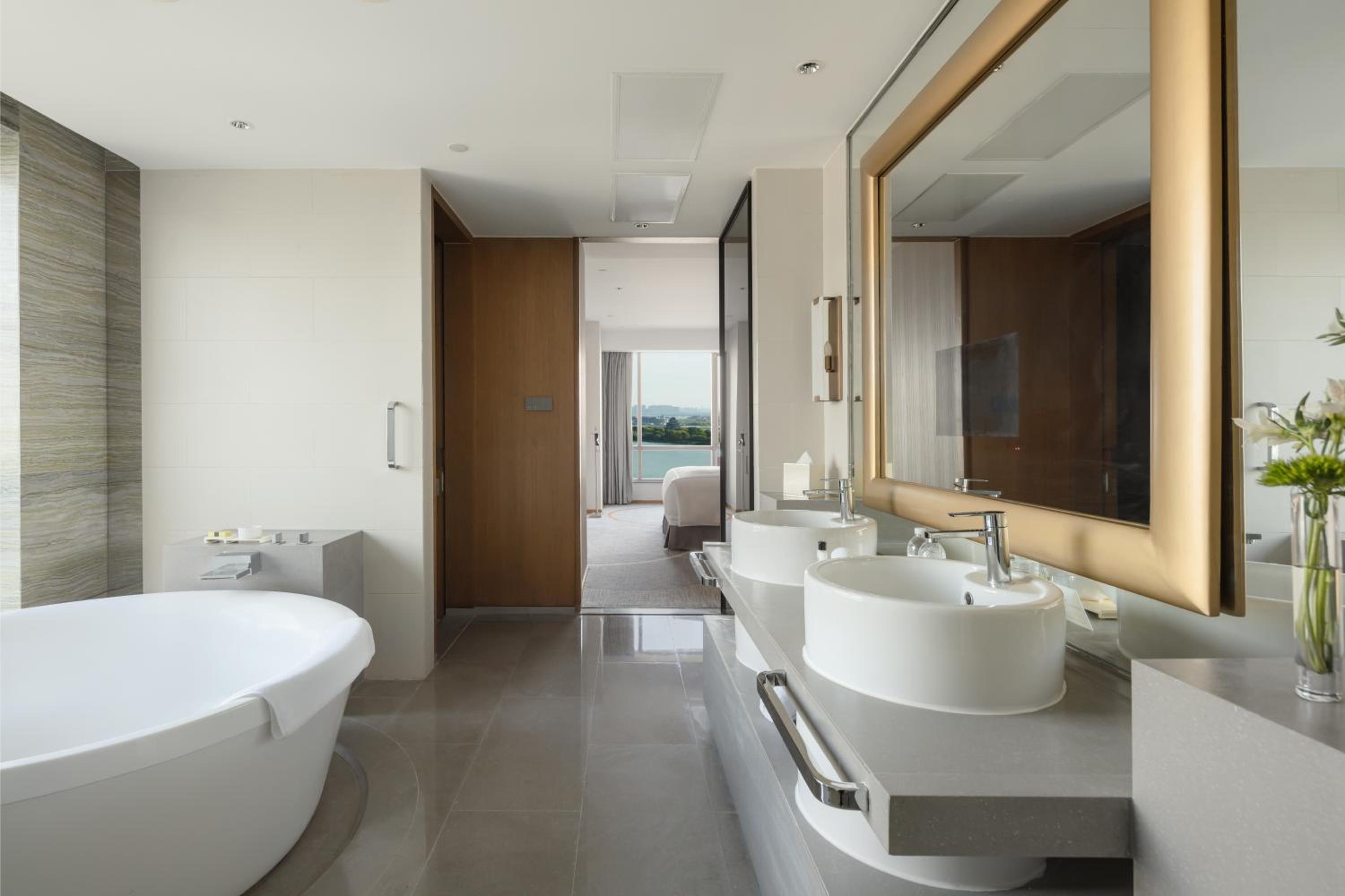 One-Bedroom Suite with View - Photo 3