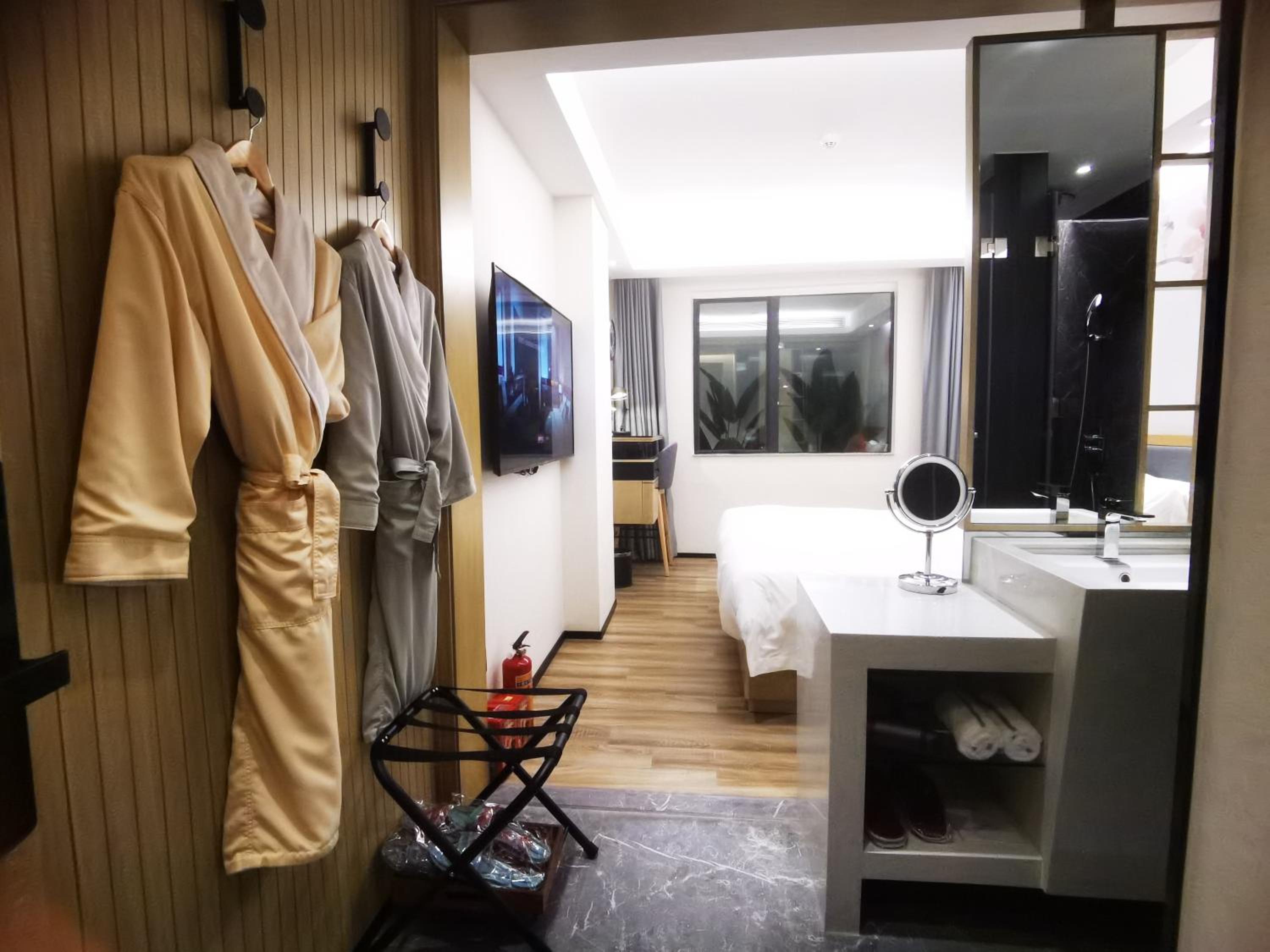 Superior King Room - Photo 5