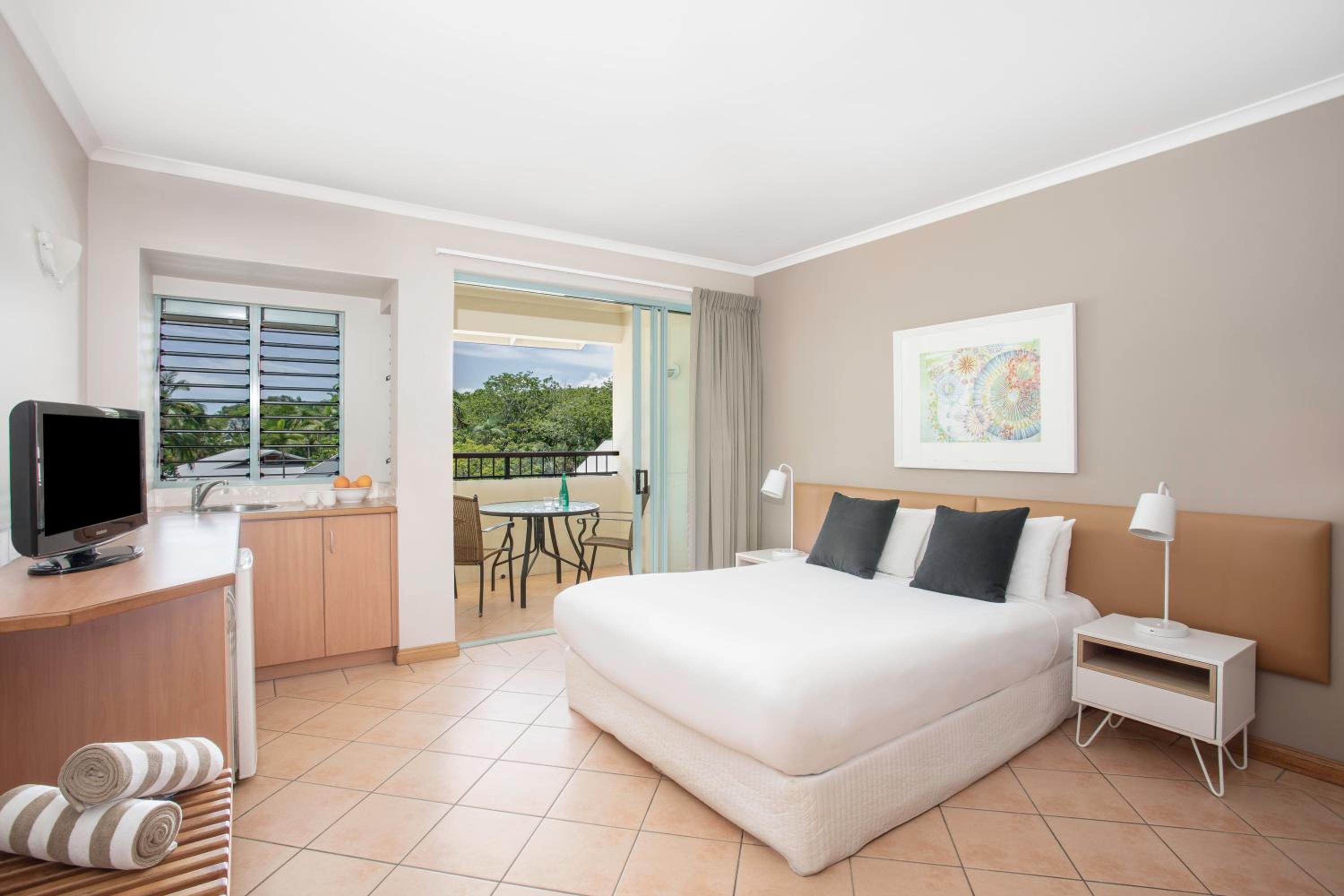Hotel Room - Photo 3