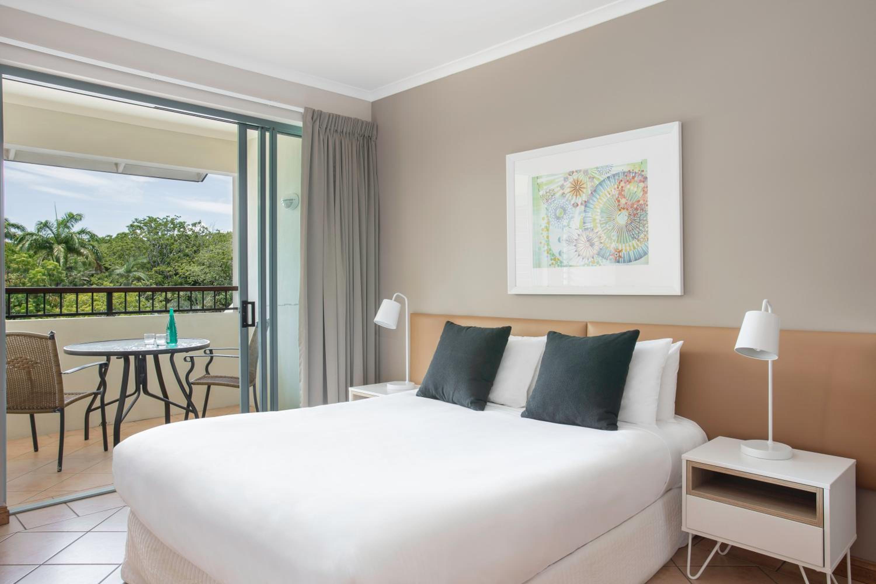 Hotel Room - Photo 4