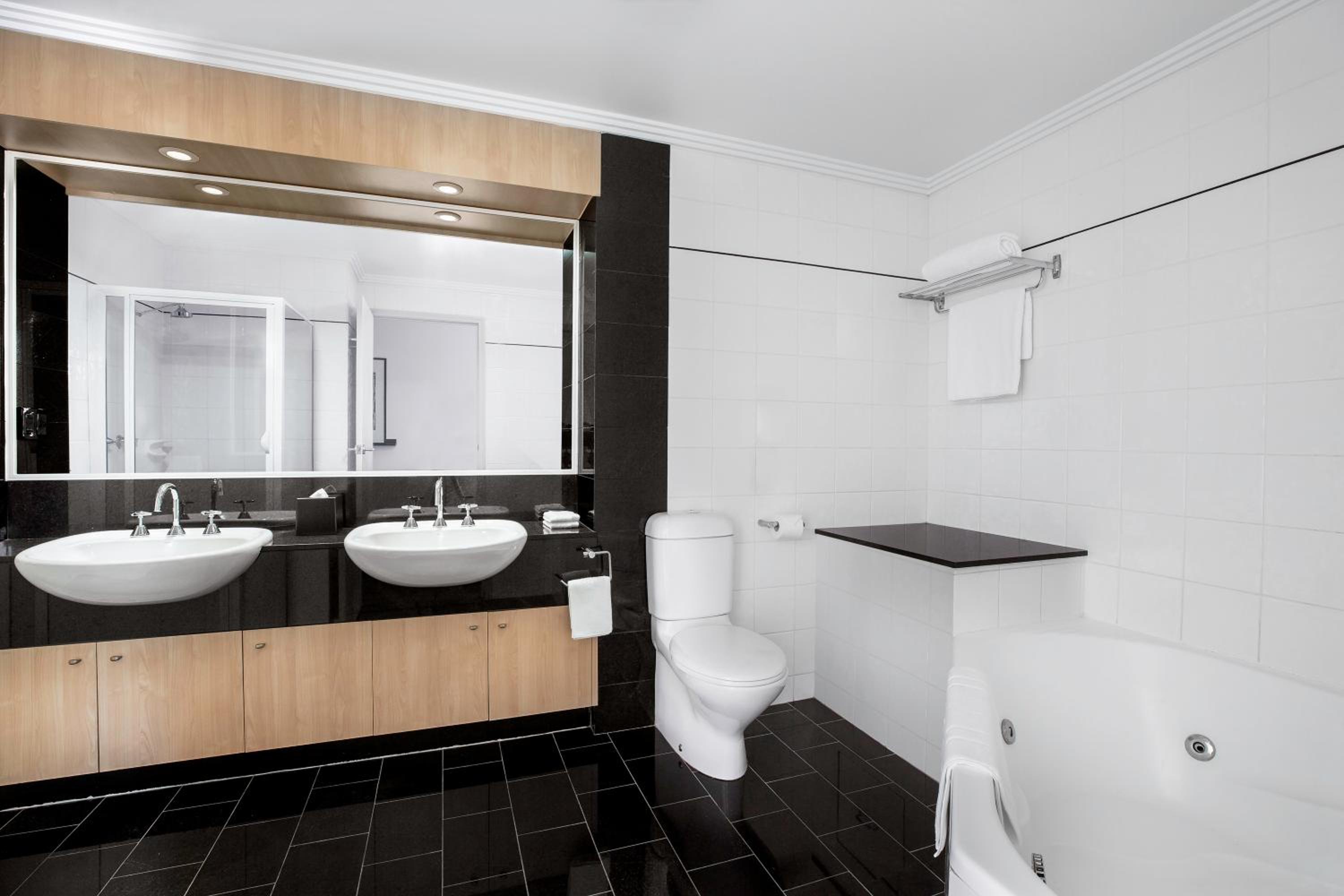 Deluxe One-Bedroom Suite - Weekly Housekeeping thumbnail 5