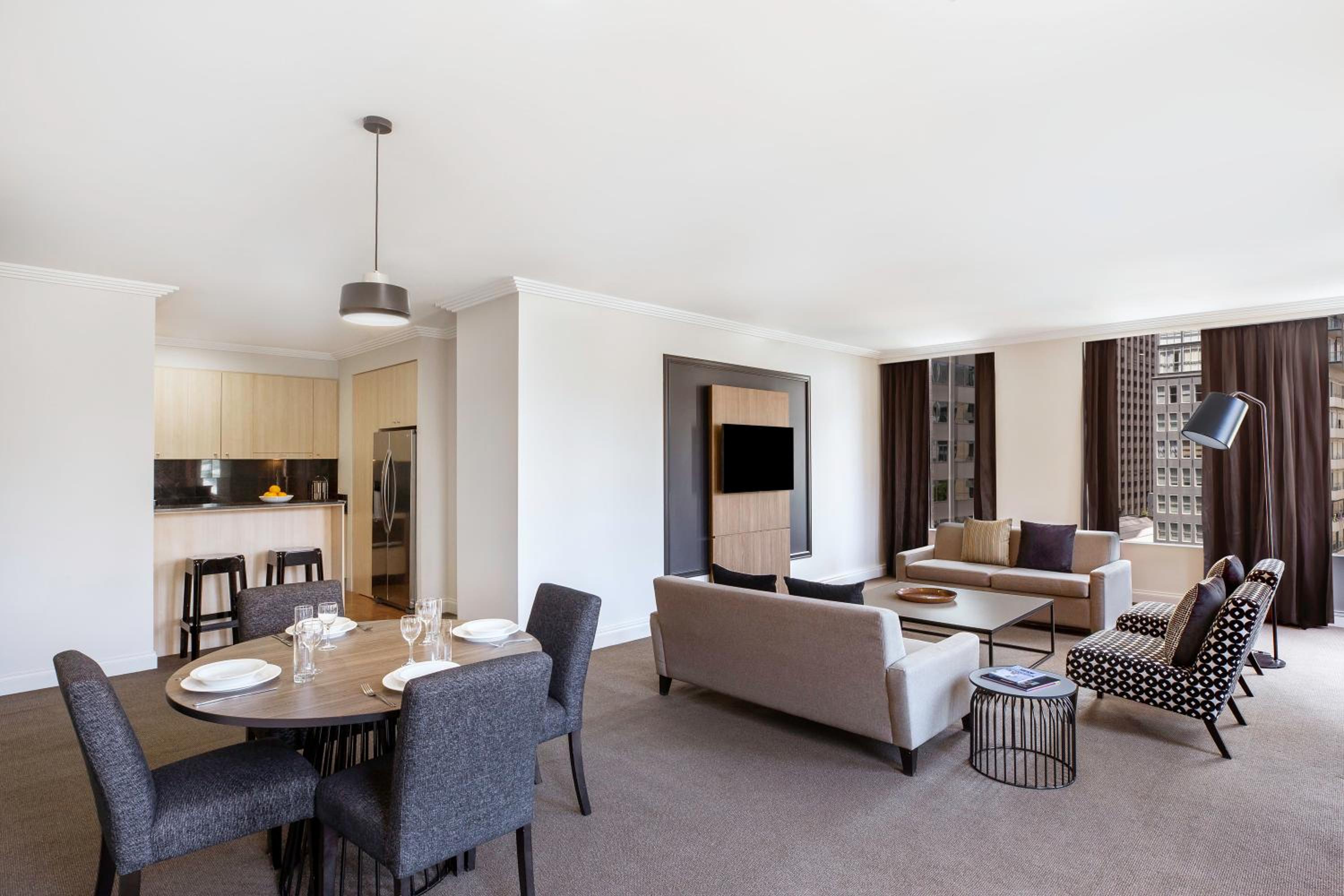 Deluxe One-Bedroom Suite - Weekly Housekeeping
