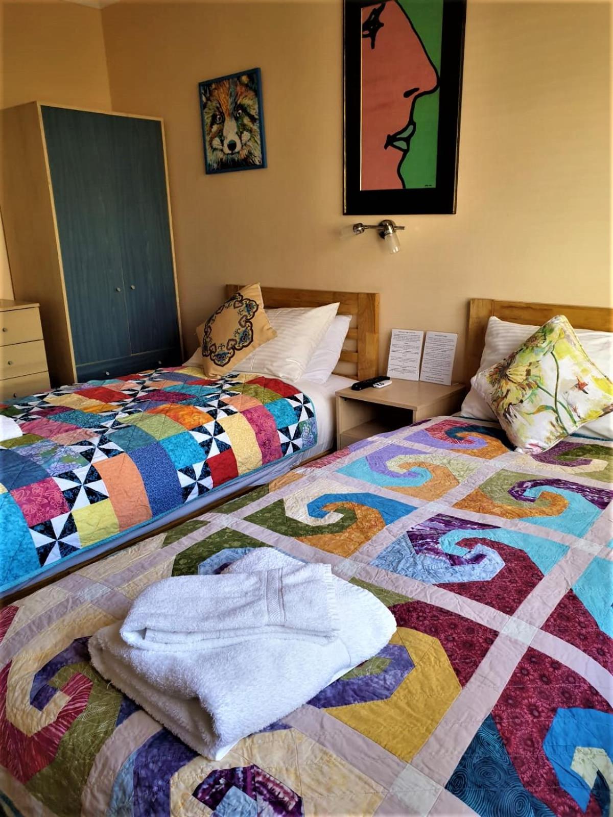 Twin Room with Private Bathroom photo 2