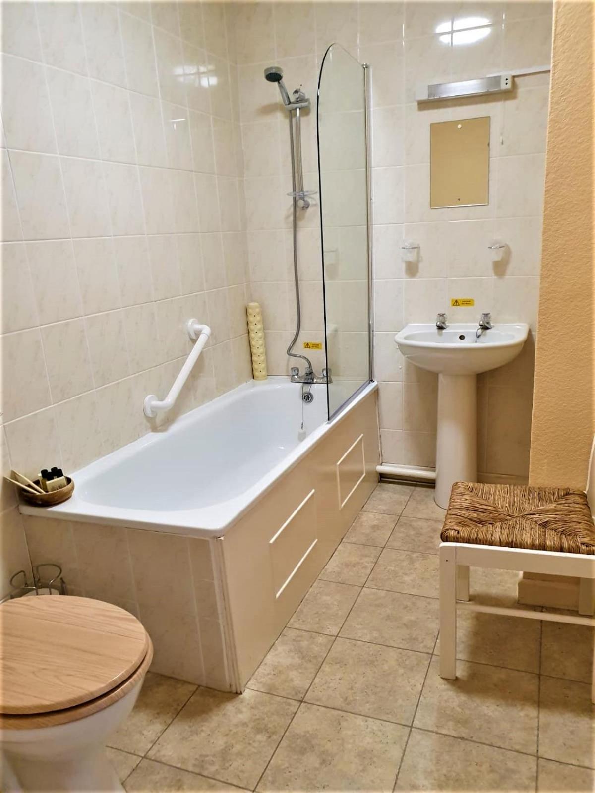 Twin Room with Private Bathroom photo 3