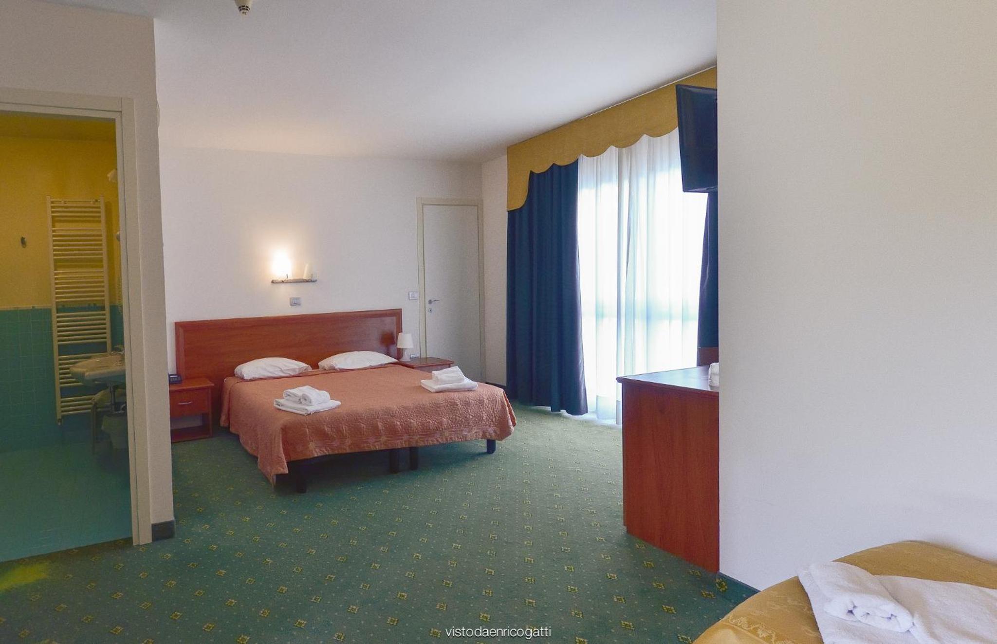 Standard Triple Room - Photo 8