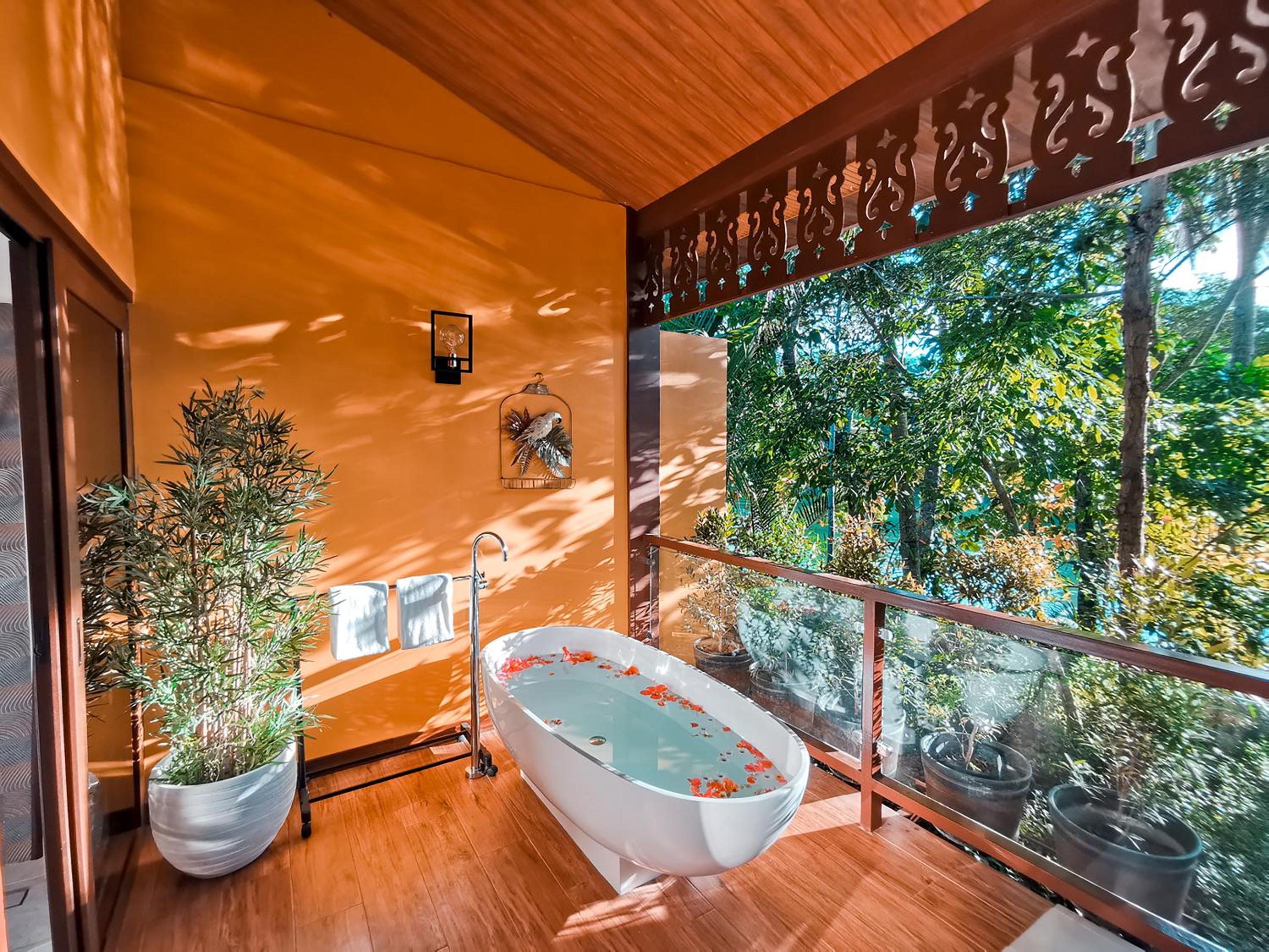 King Room with Spa Bath - Photo 3