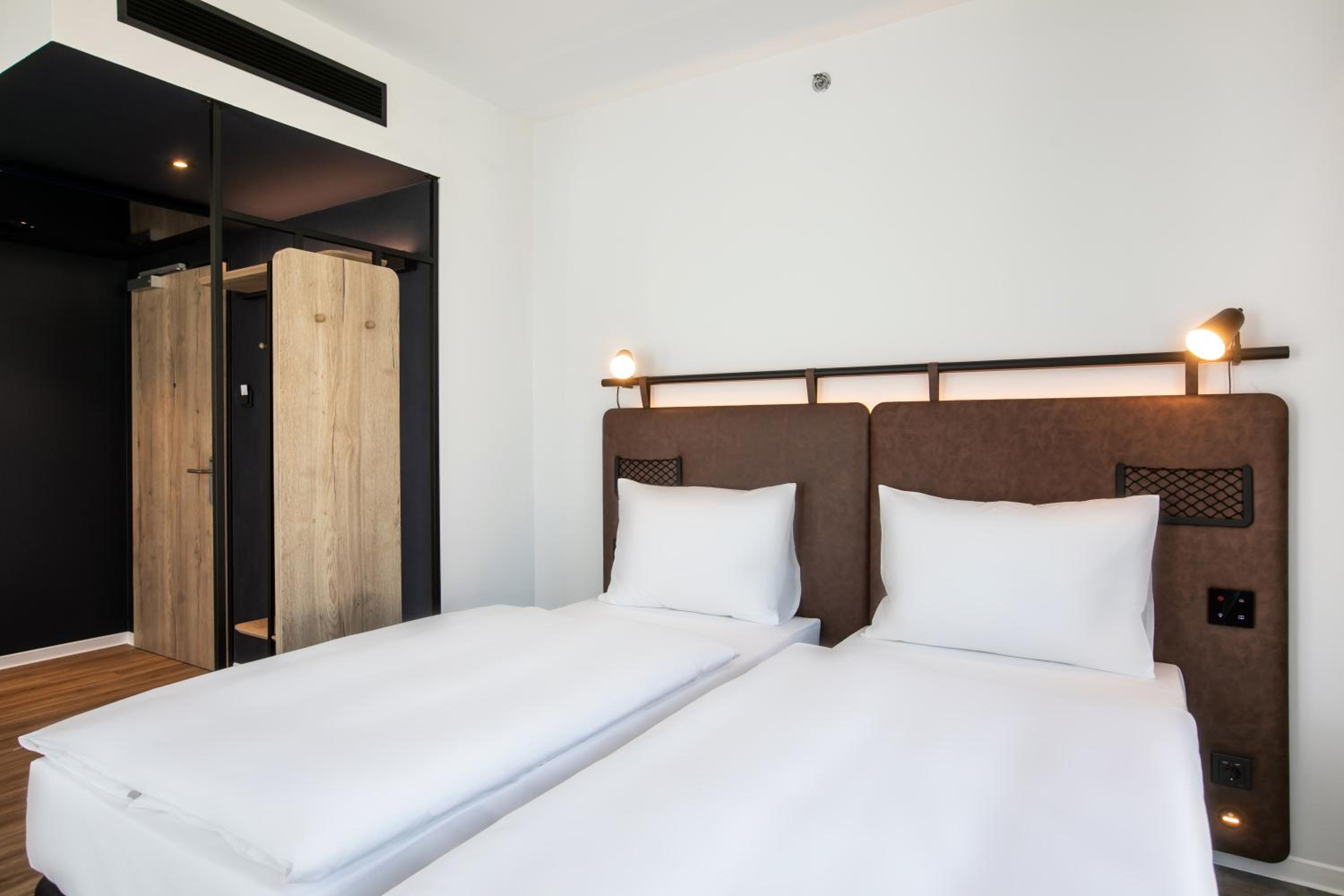 Comfort Twin Room thumbnail 5