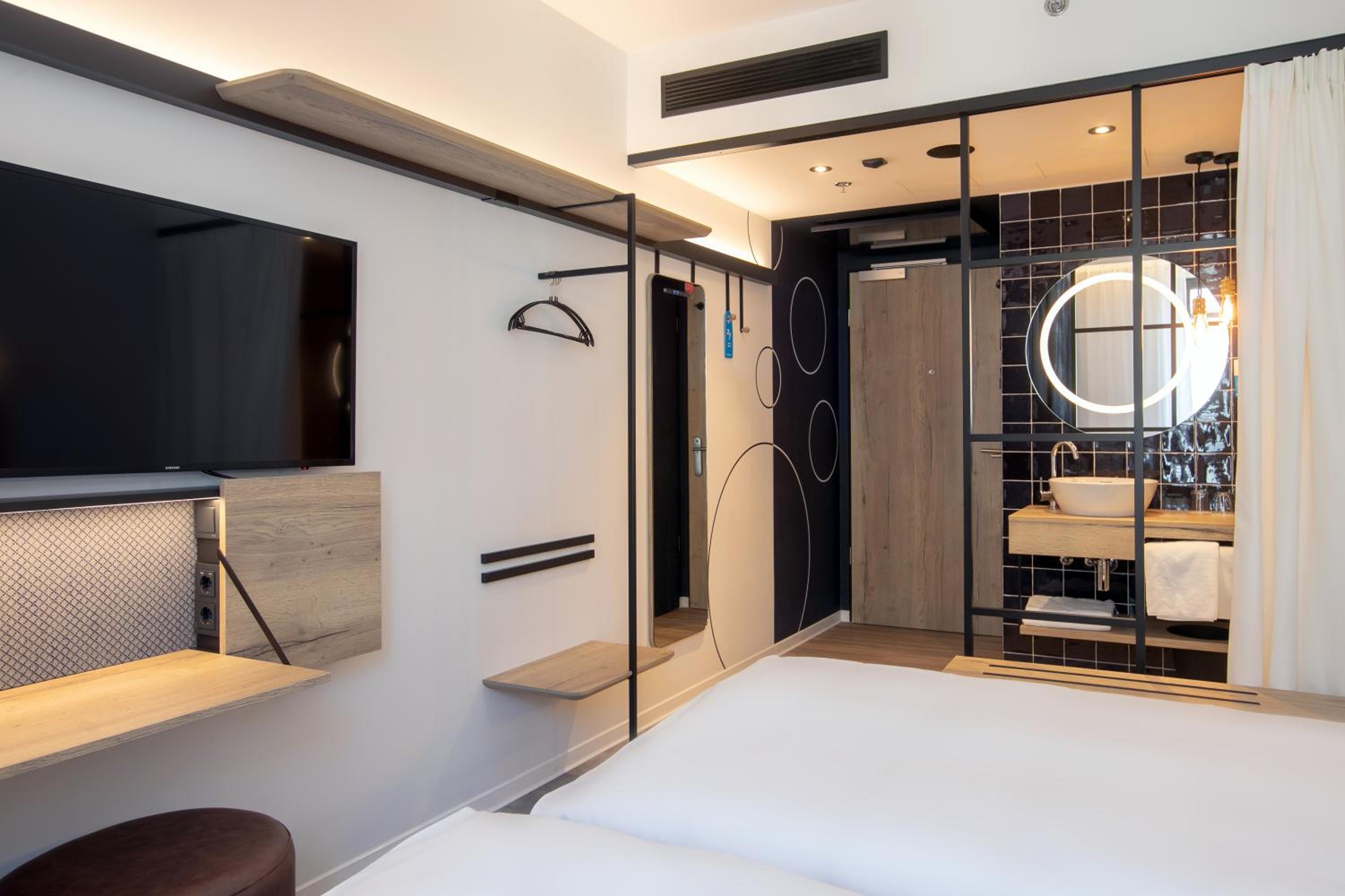 Superior Double Room thumbnail 5