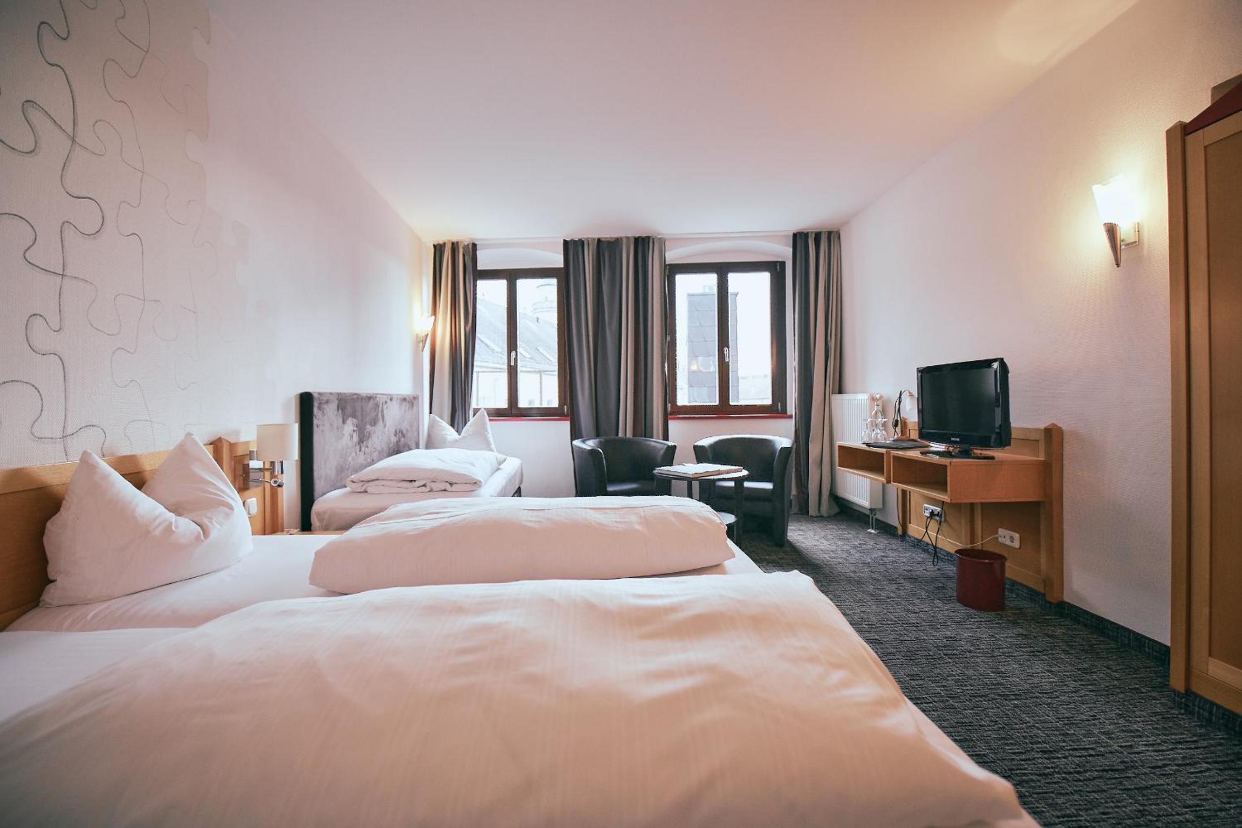 Double or Twin Room with Extra Bed - Photo 2