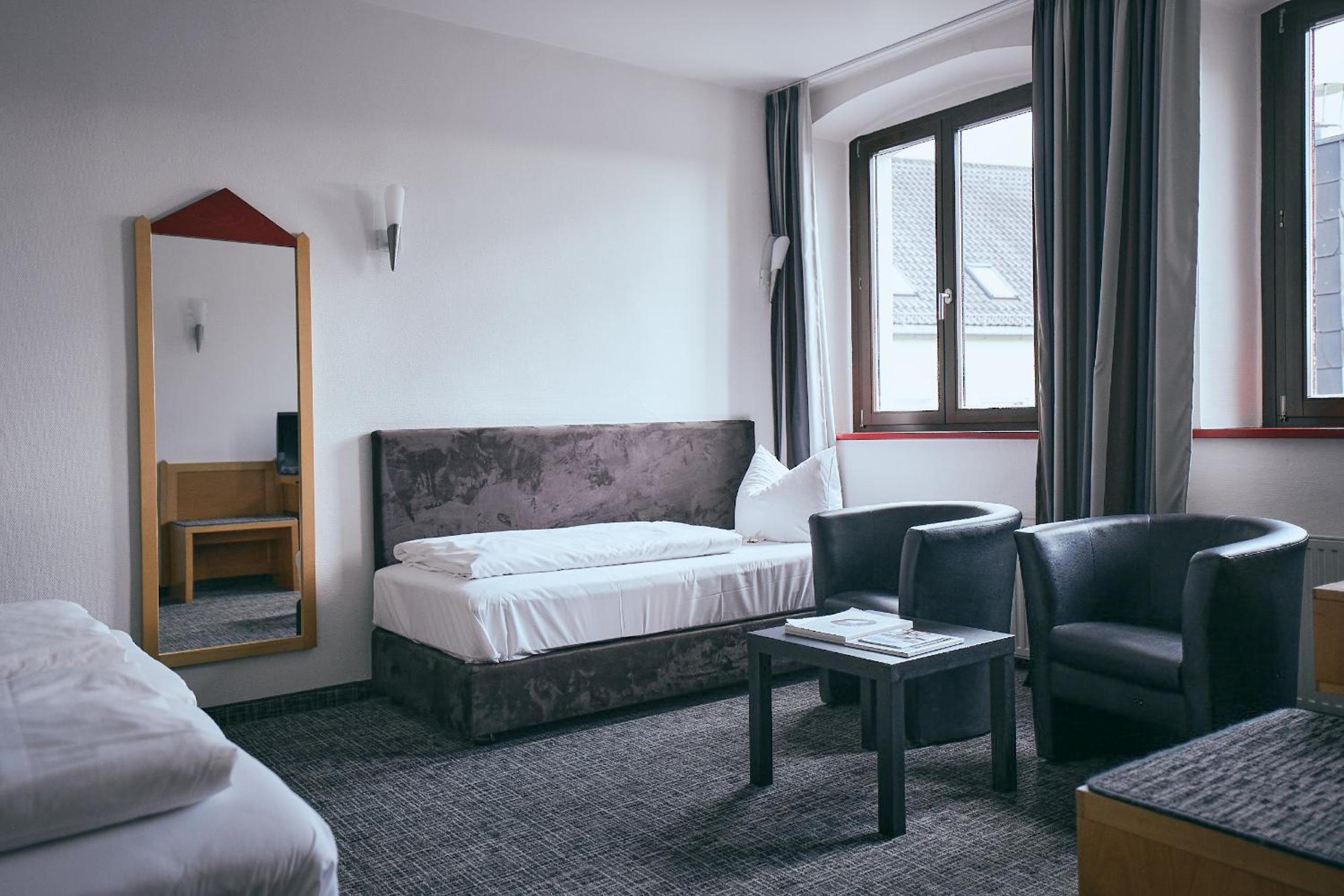 Double or Twin Room with Extra Bed - Photo 1