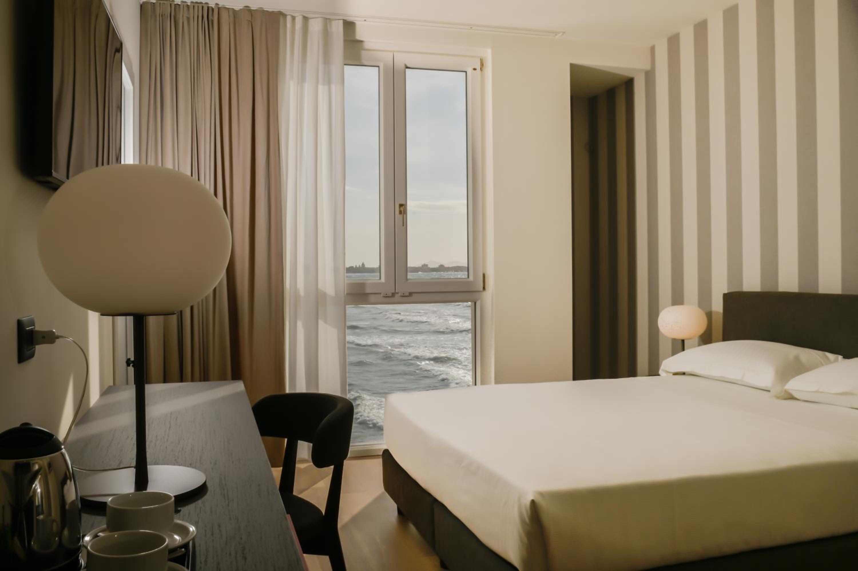 Double or Twin Room with Sea View - Photo 8