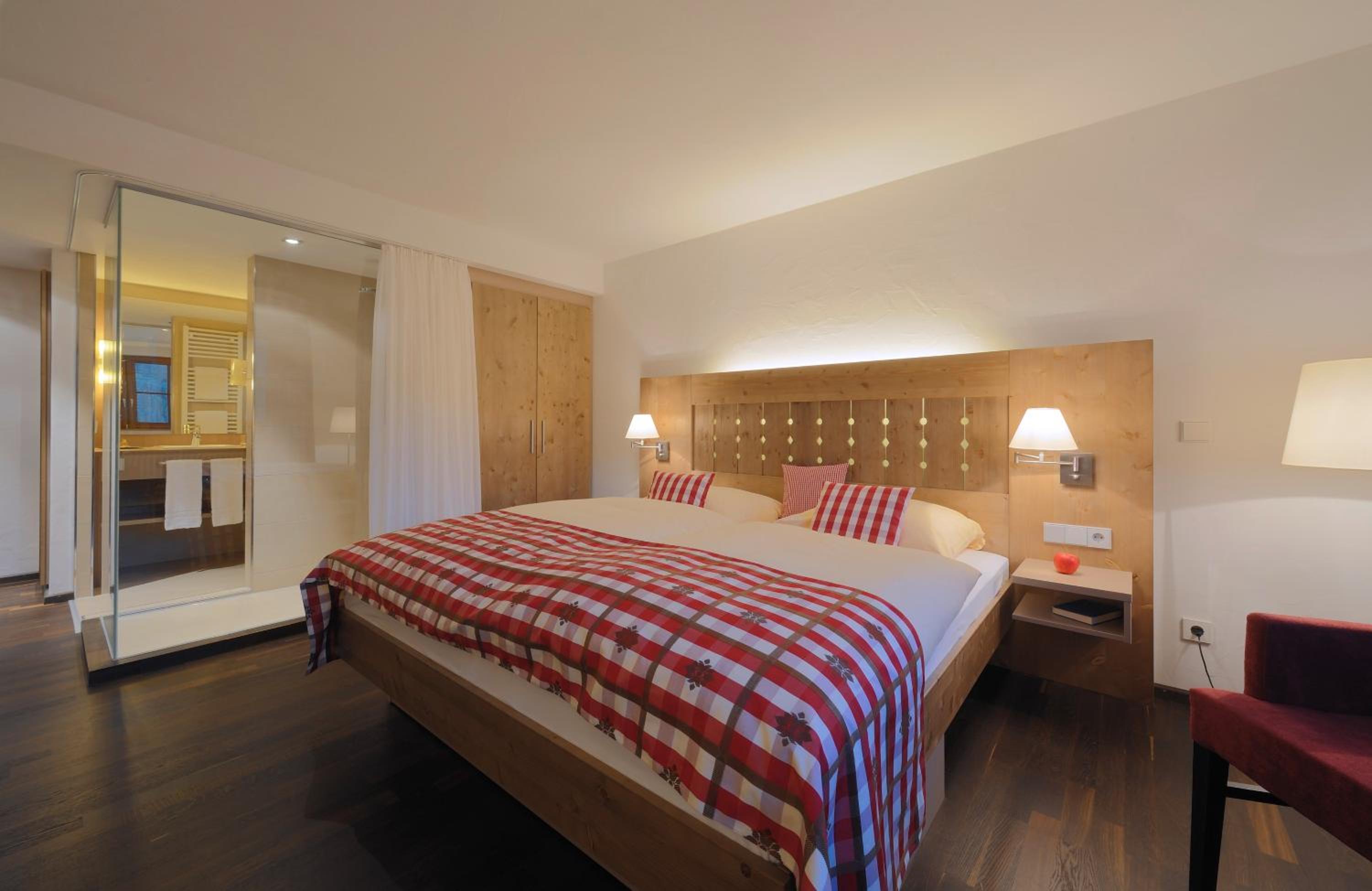 Superior Double Room with Lake View - Photo 3
