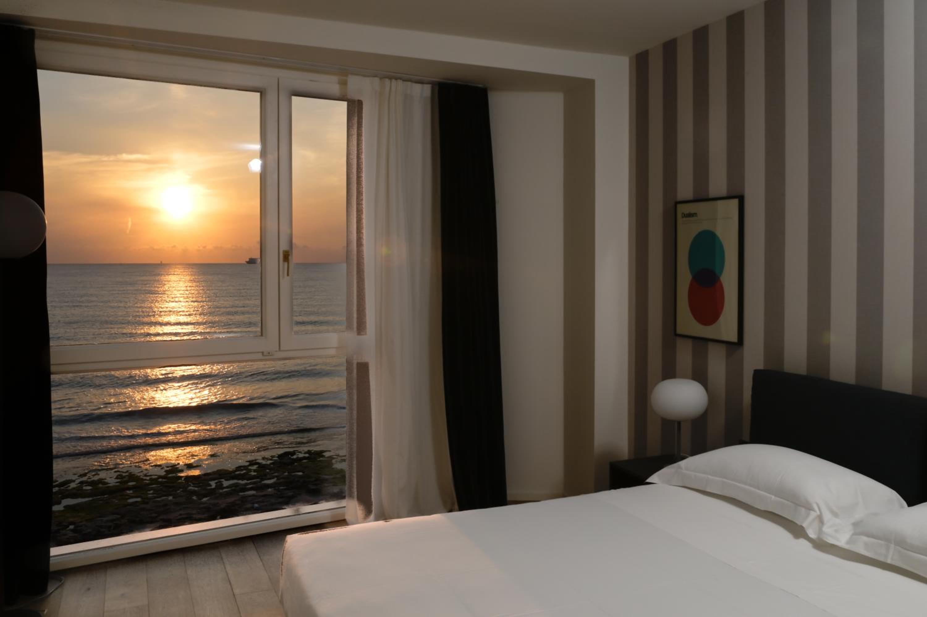 Double or Twin Room with Sea View - Photo 10