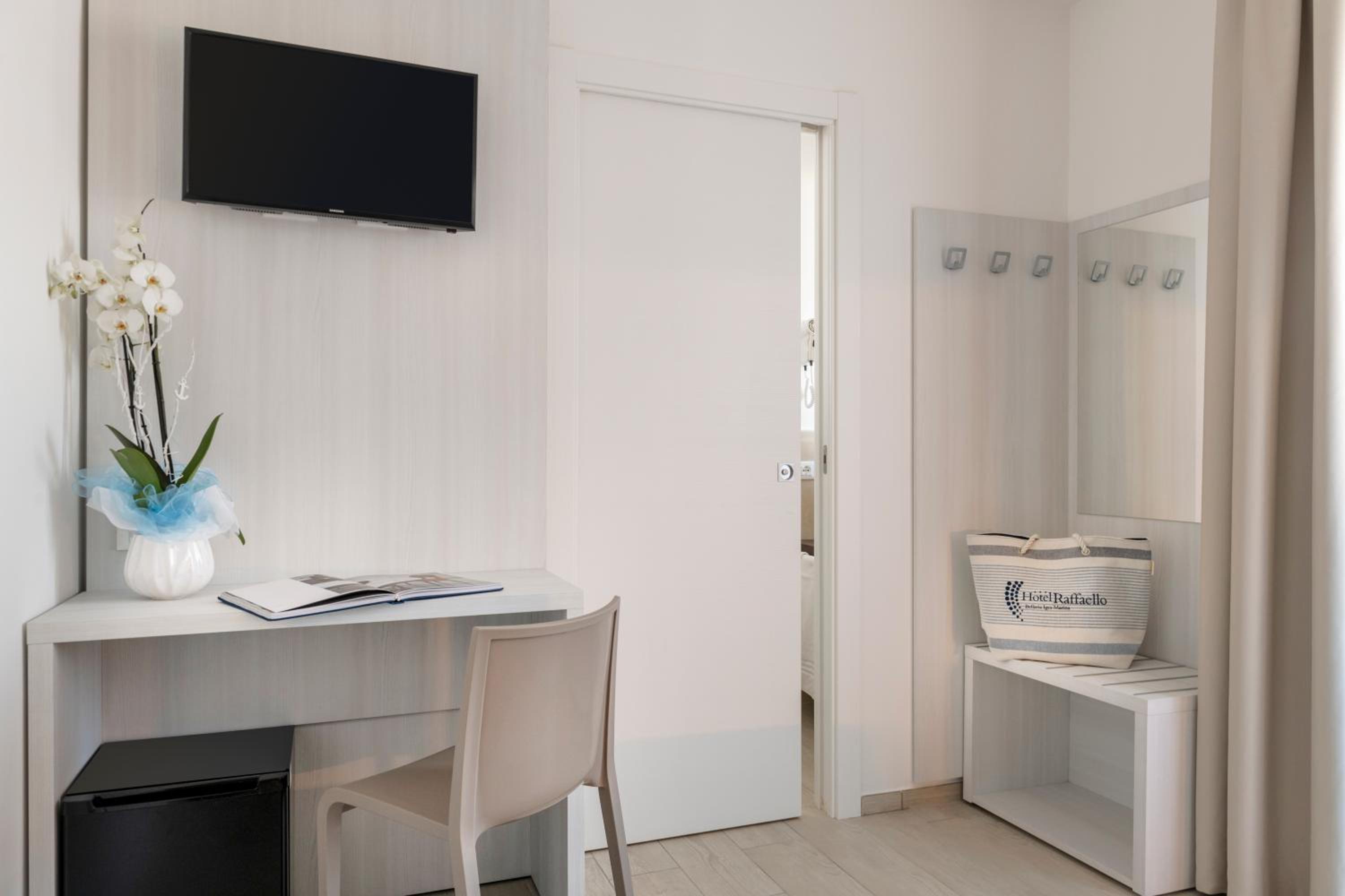 Deluxe Double Room with Balcony photo 3