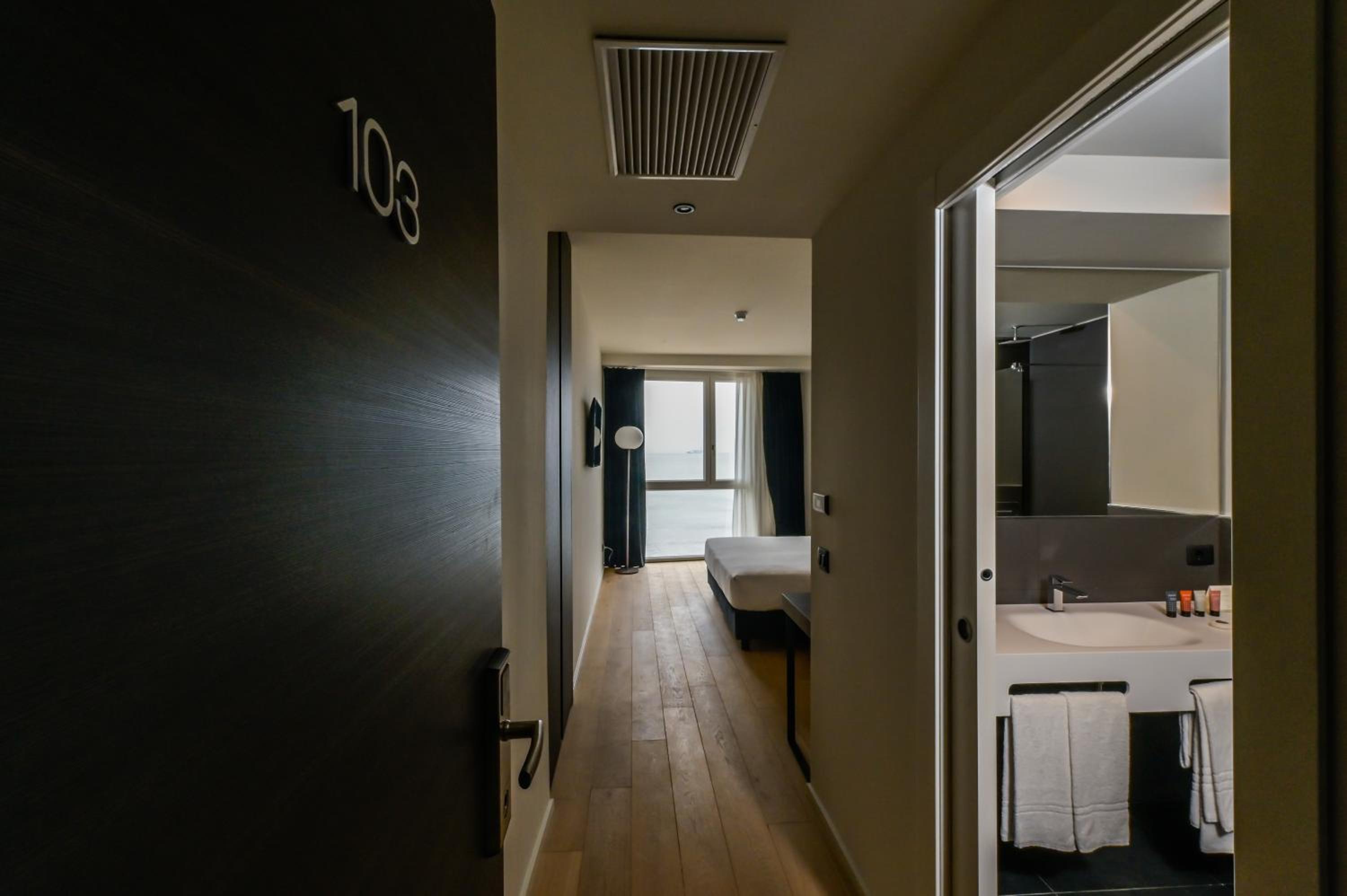 Double or Twin Room with Extra Bed - Photo 6