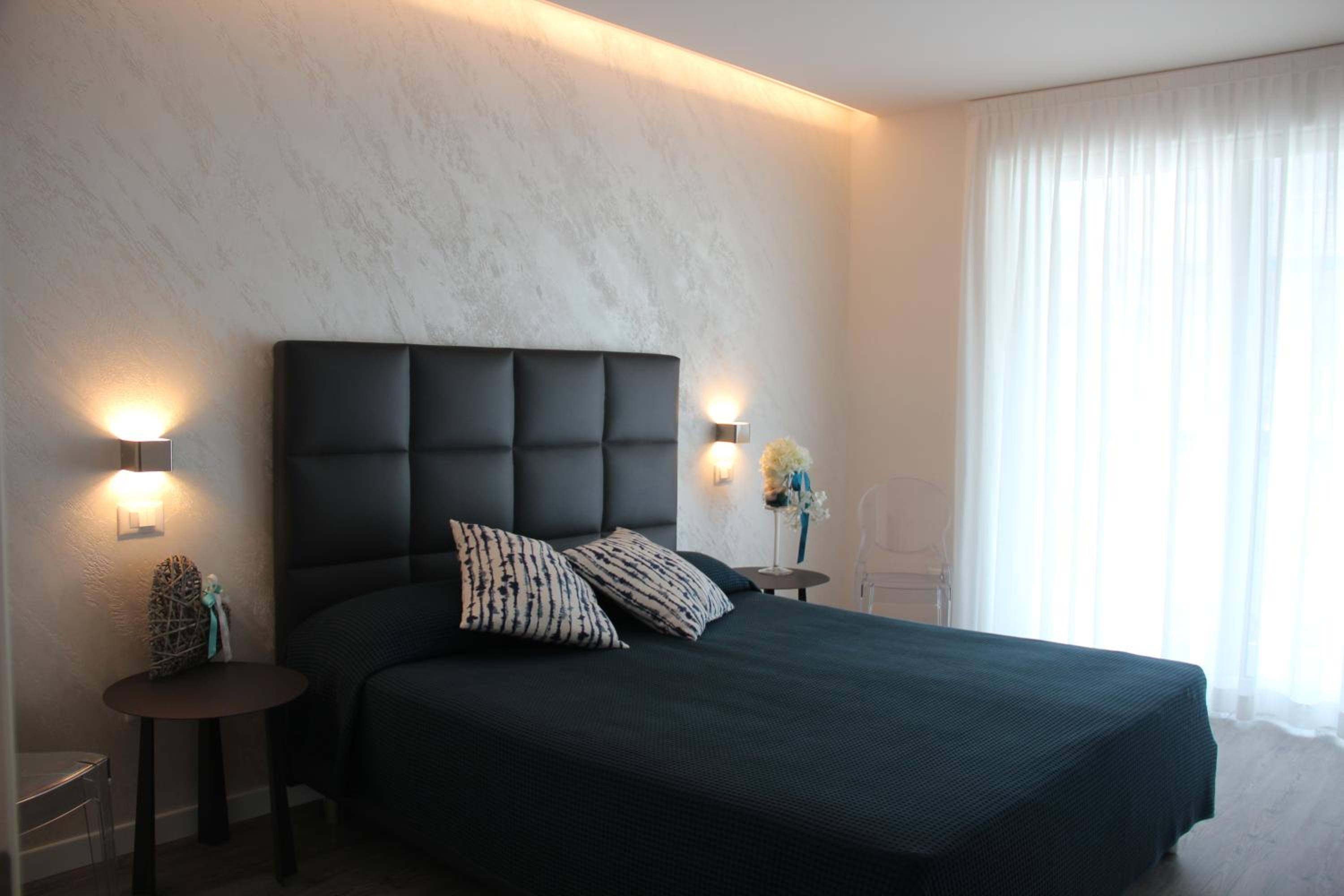 Deluxe Triple Room with Side Sea View photo 2