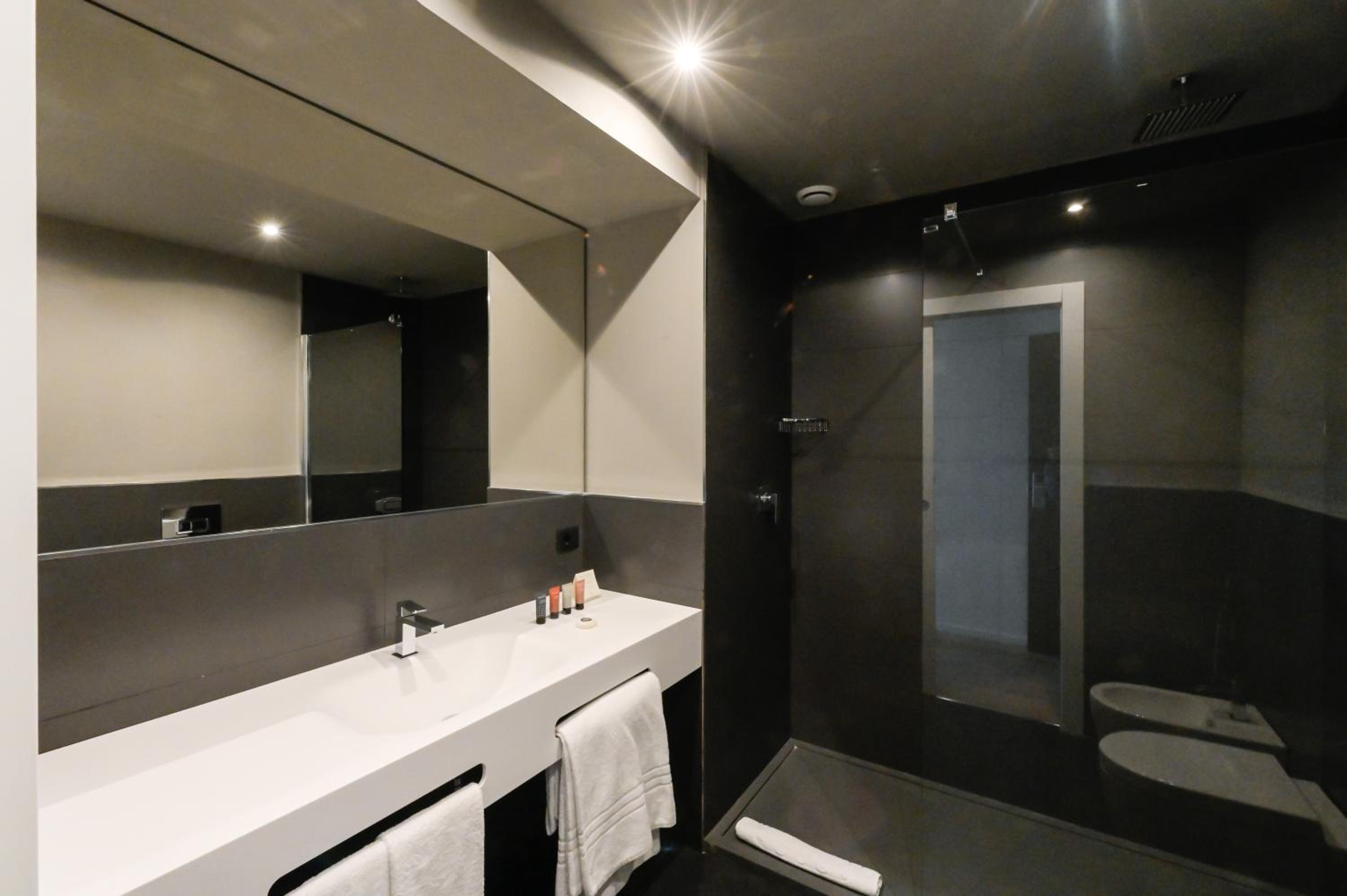 Double or Twin Room with Sea View - Photo 9