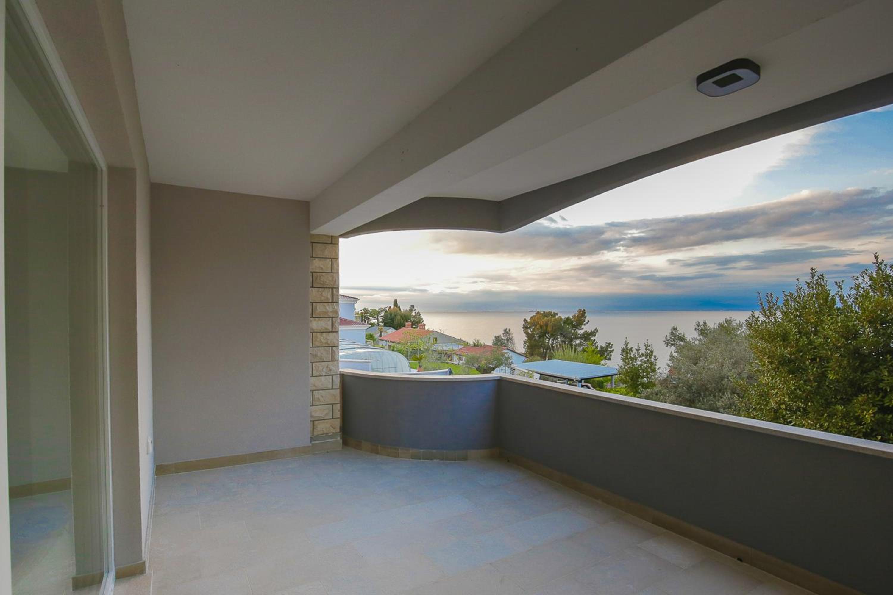 Three-Bedroom Apartment with Terrace and Sea View photo 3