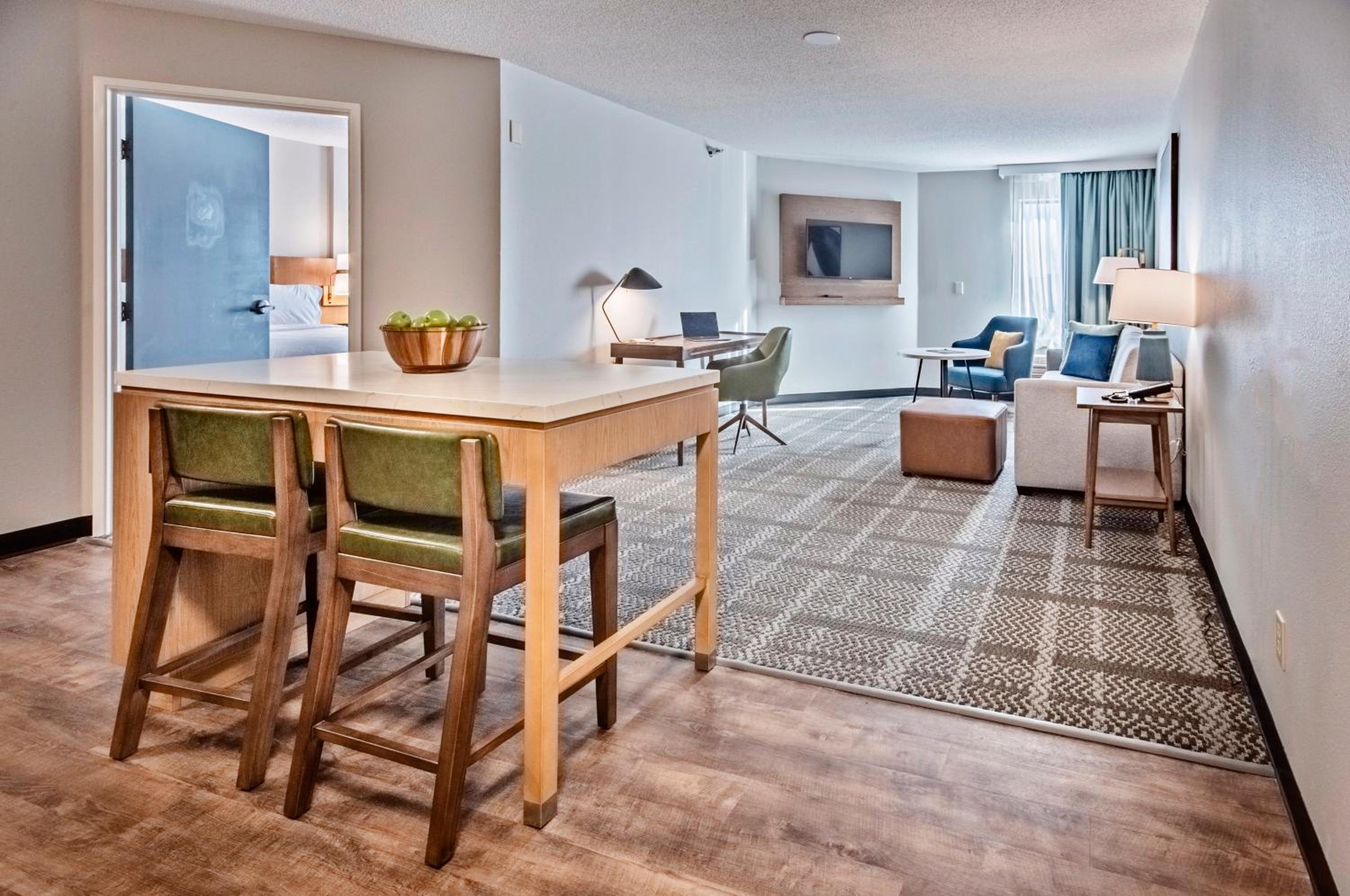 One-Bedroom Suite with Two Queen Beds - Non-Smoking - Photo 3