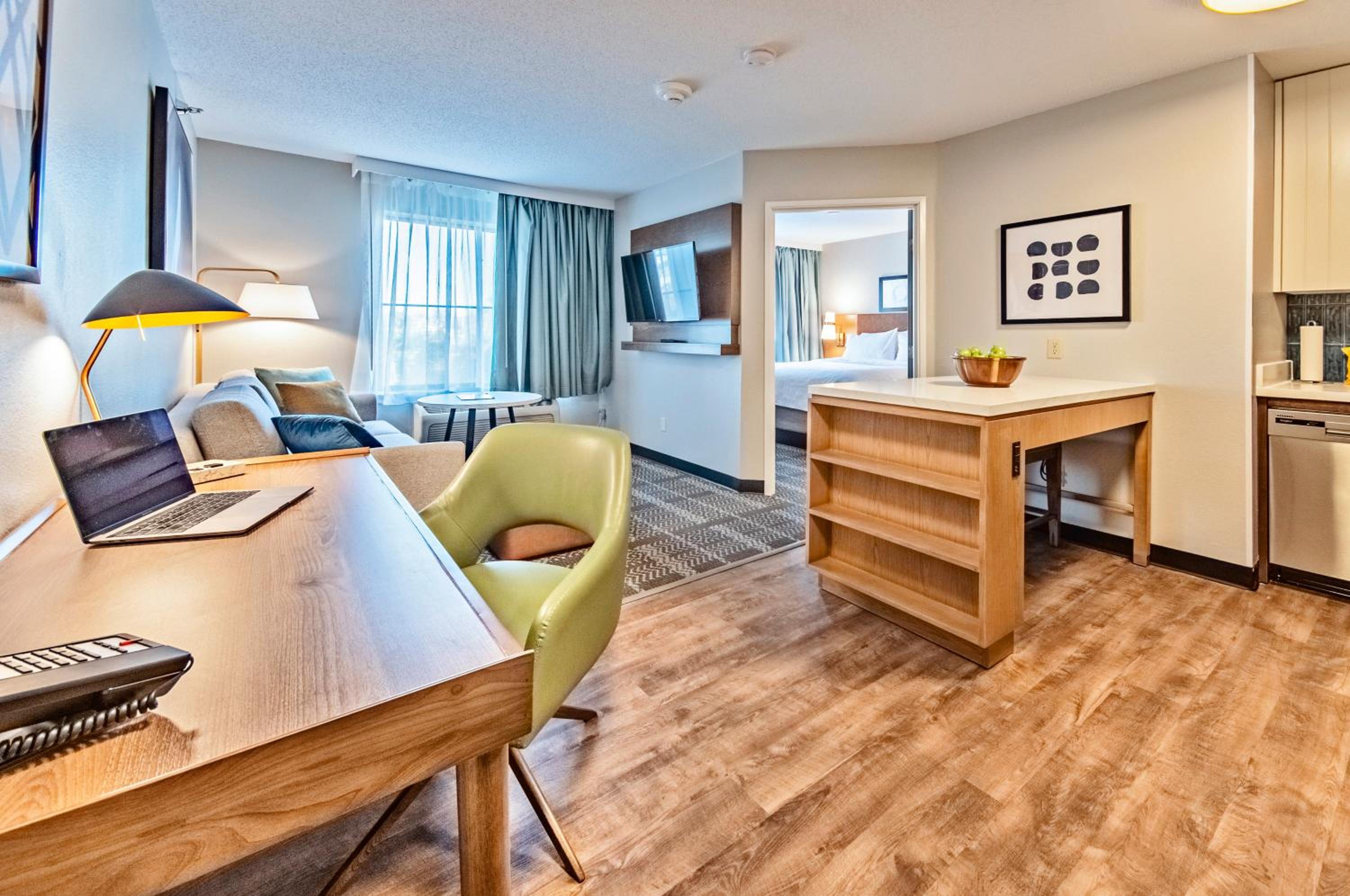 One Bedroom Suite with One Queen Bed - Photo 1