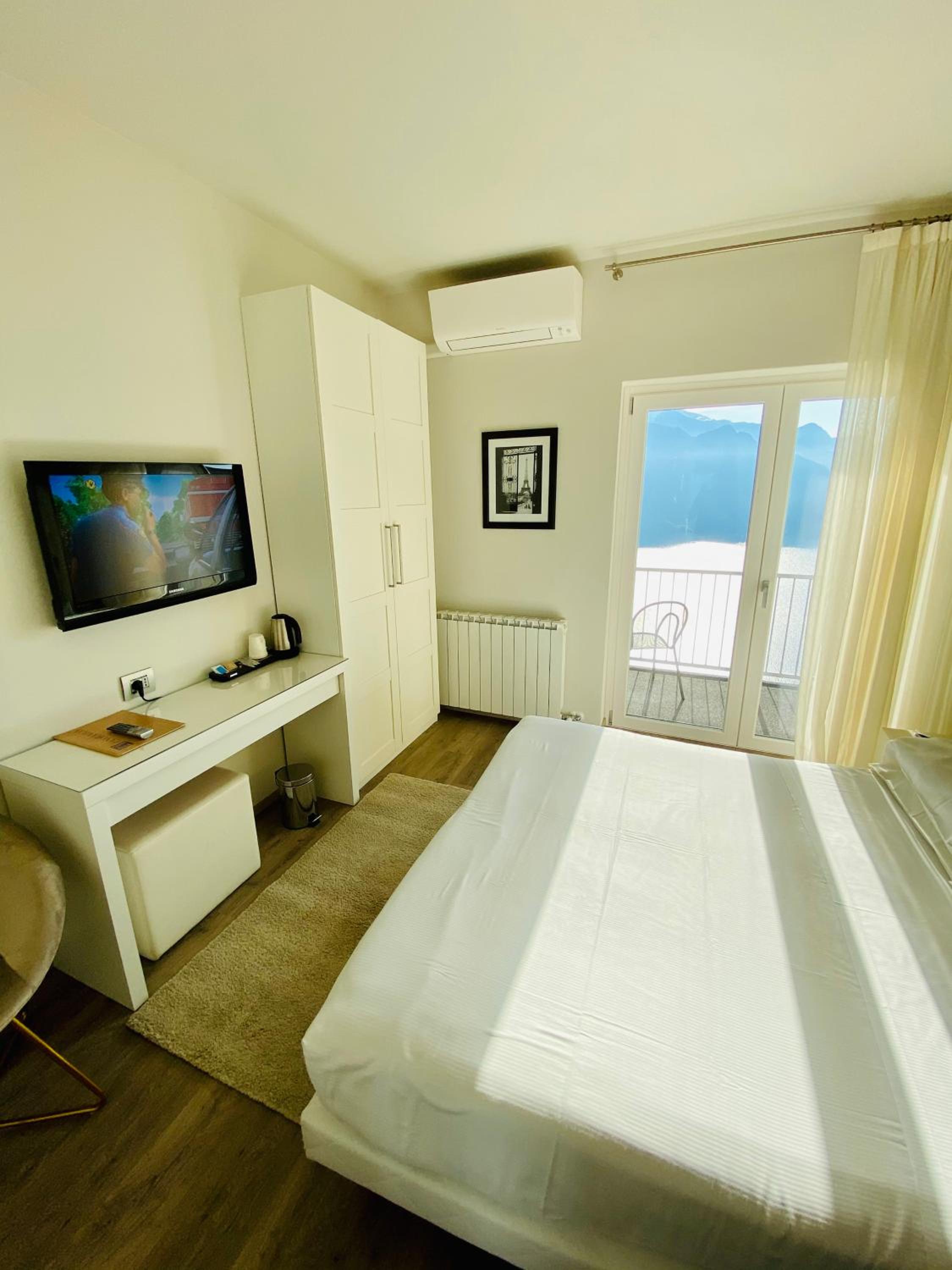 Double Room with Lake View photo 1