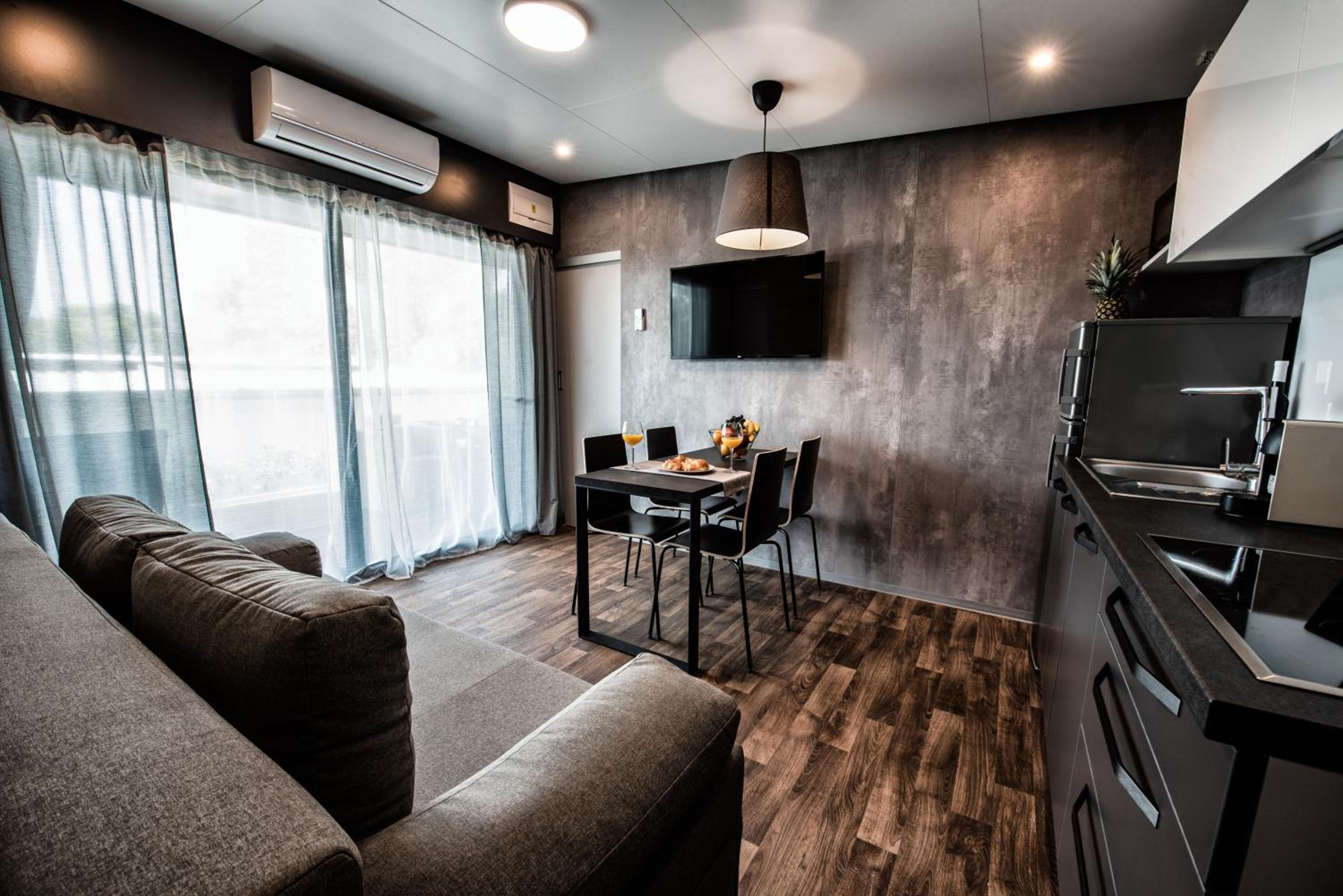 VIP Mobile Home with Spa Bath photo 3