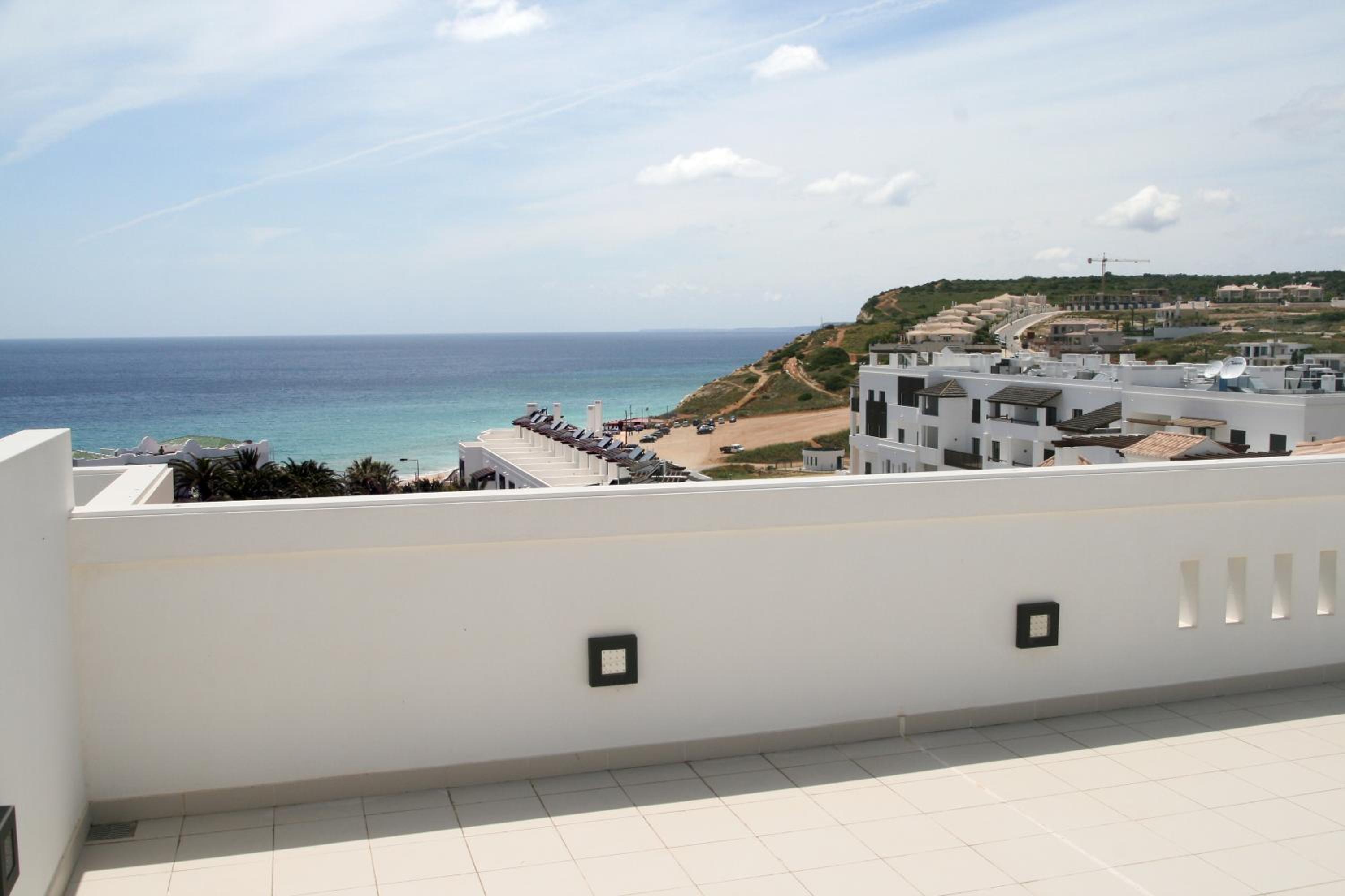 Two-Bedroom Apartment with Rooftop Terrace