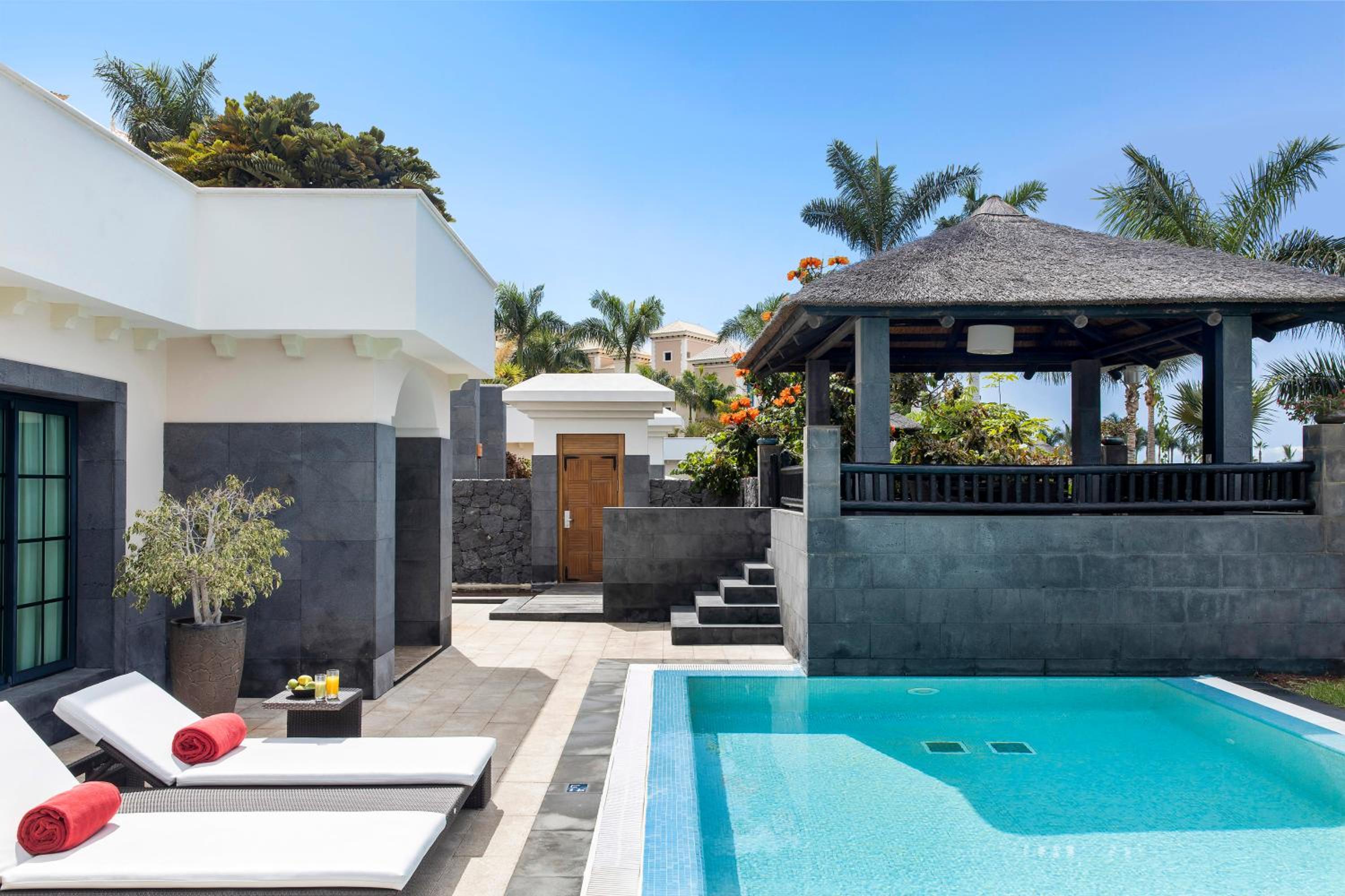 Redlevel Villa with Private Pool - Photo 14