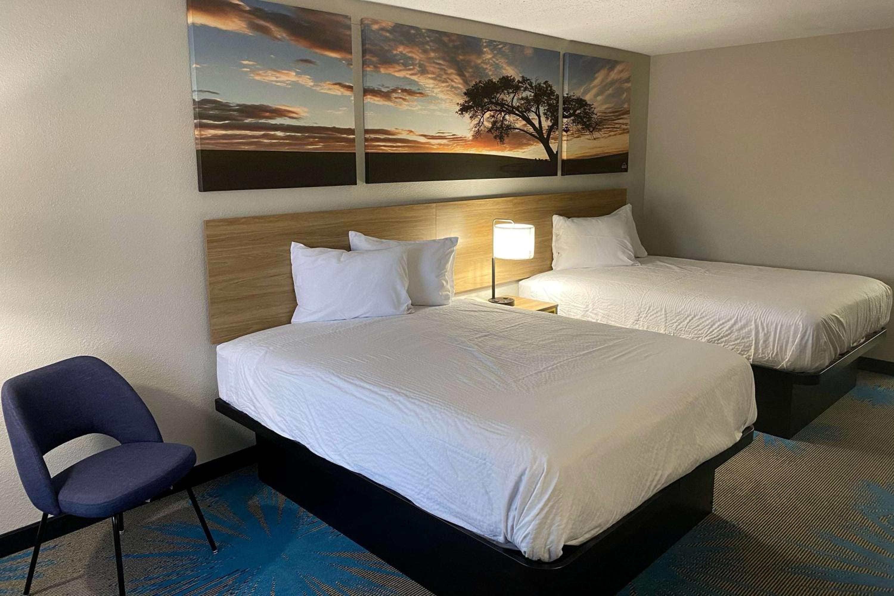 Queen Room with Two Queen Beds - Non-Smoking - Photo 3