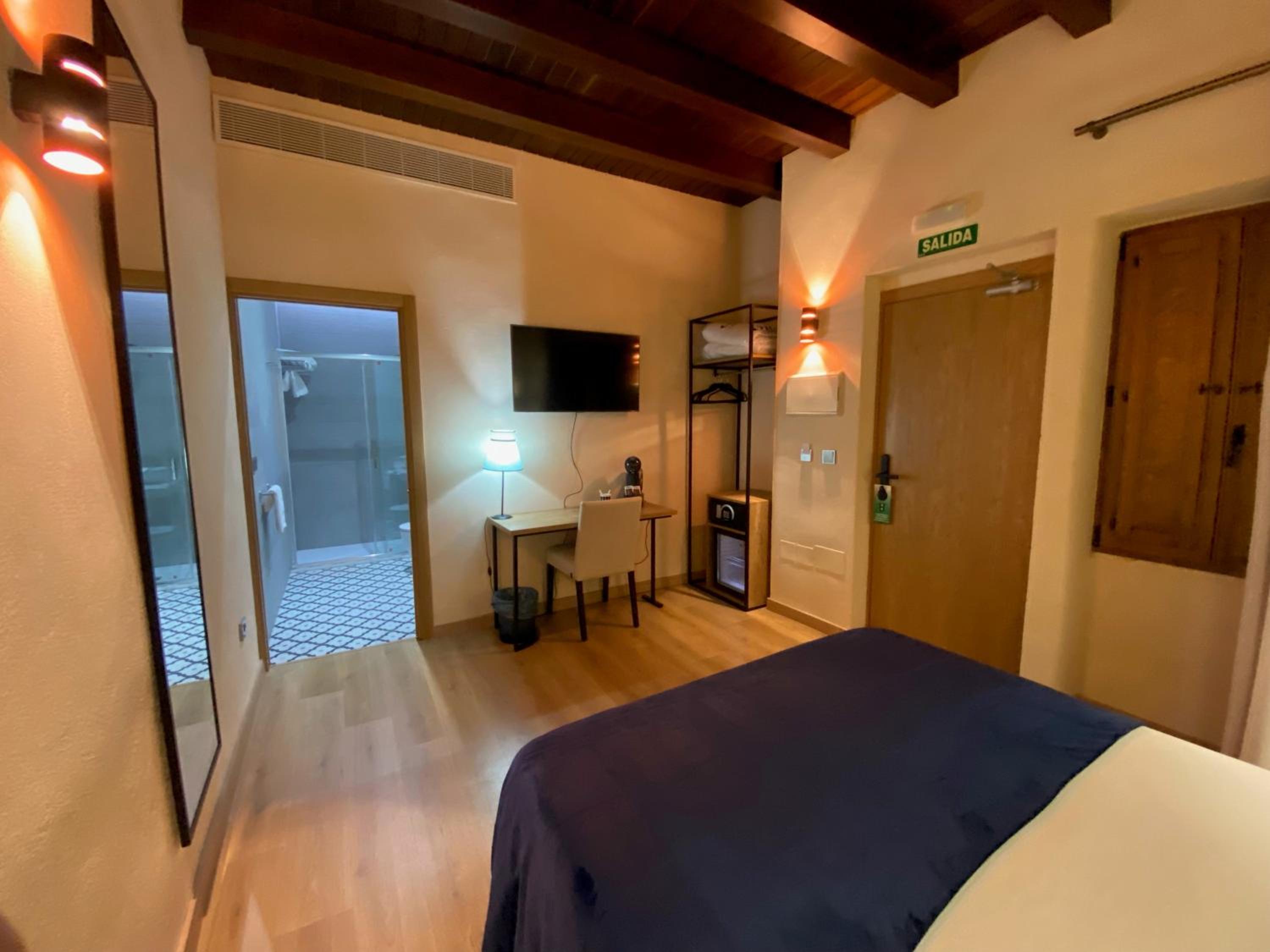 Double Interior Room thumbnail 6