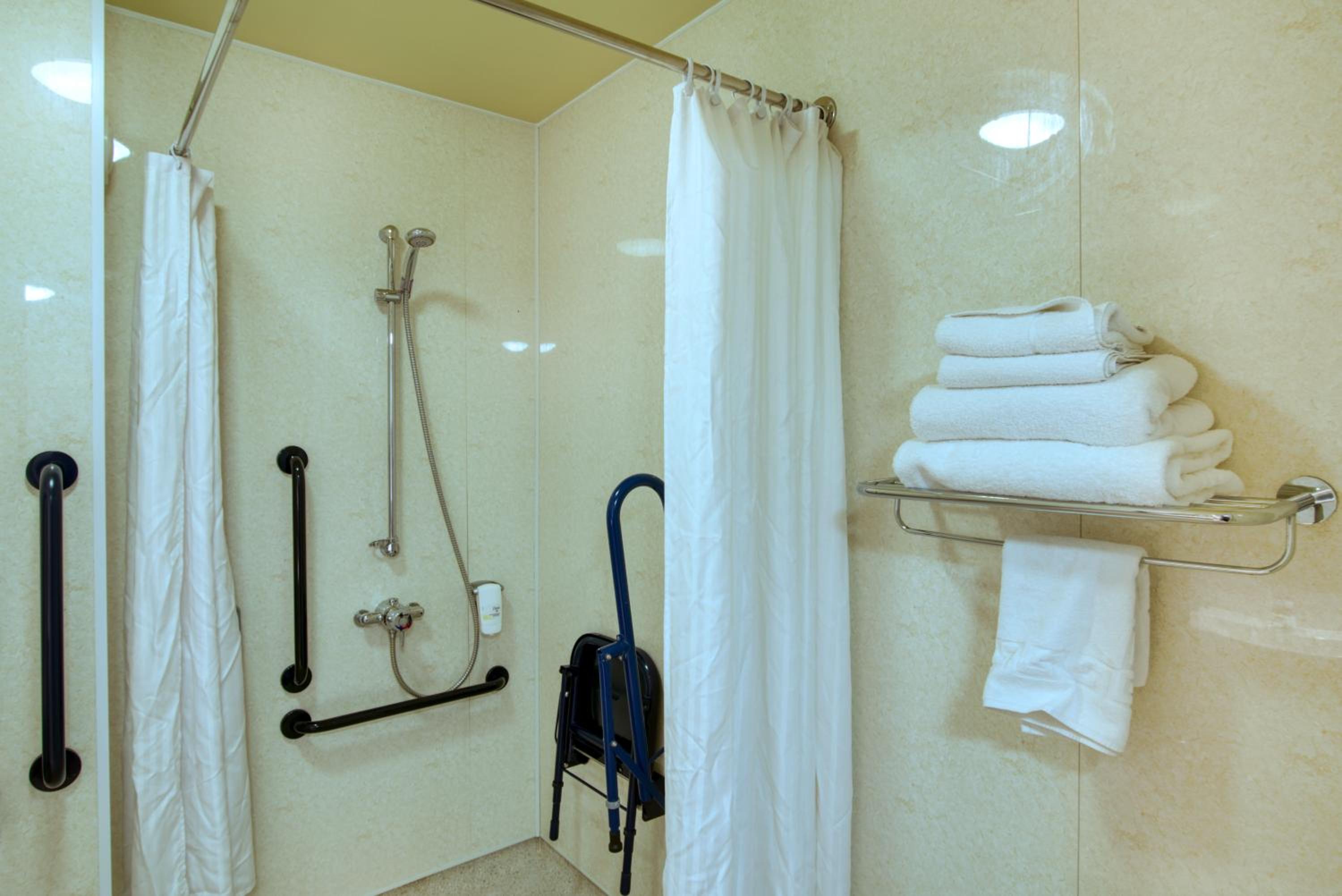 Accessible Family Room - Photo 3