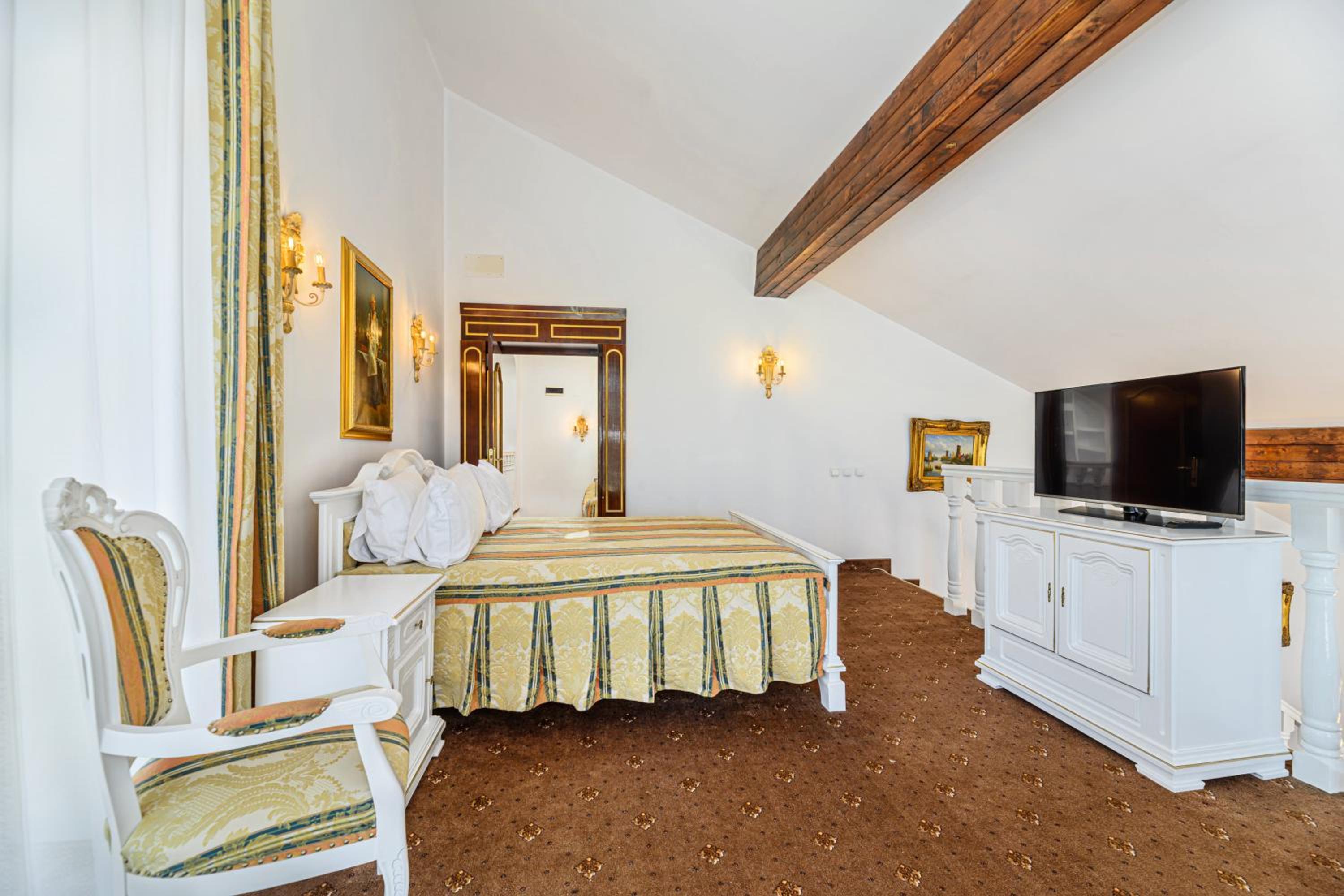 Deluxe Suite with Spa Access and Balcony - Photo 8