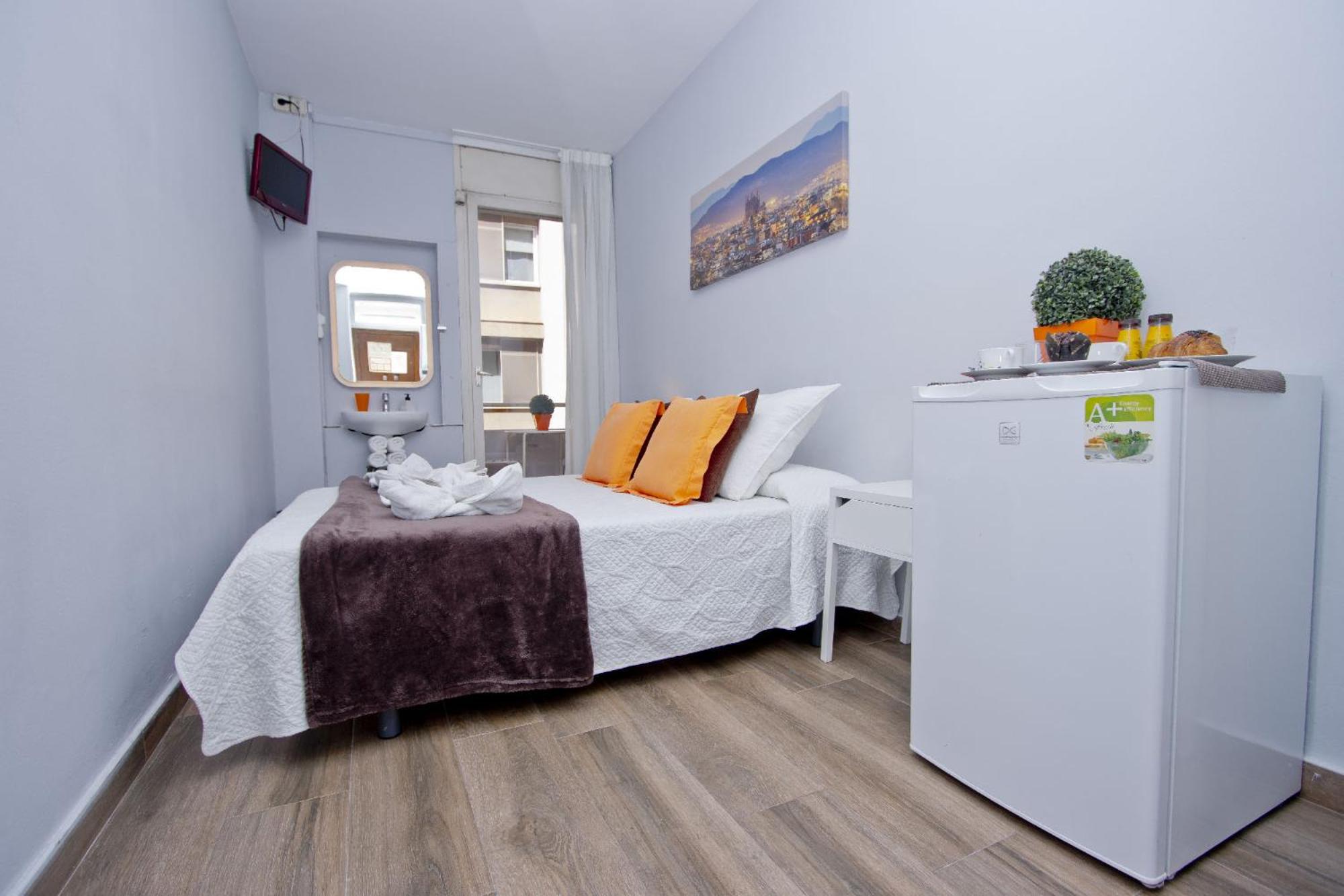 Double Room with Shared Bathroom photo 3